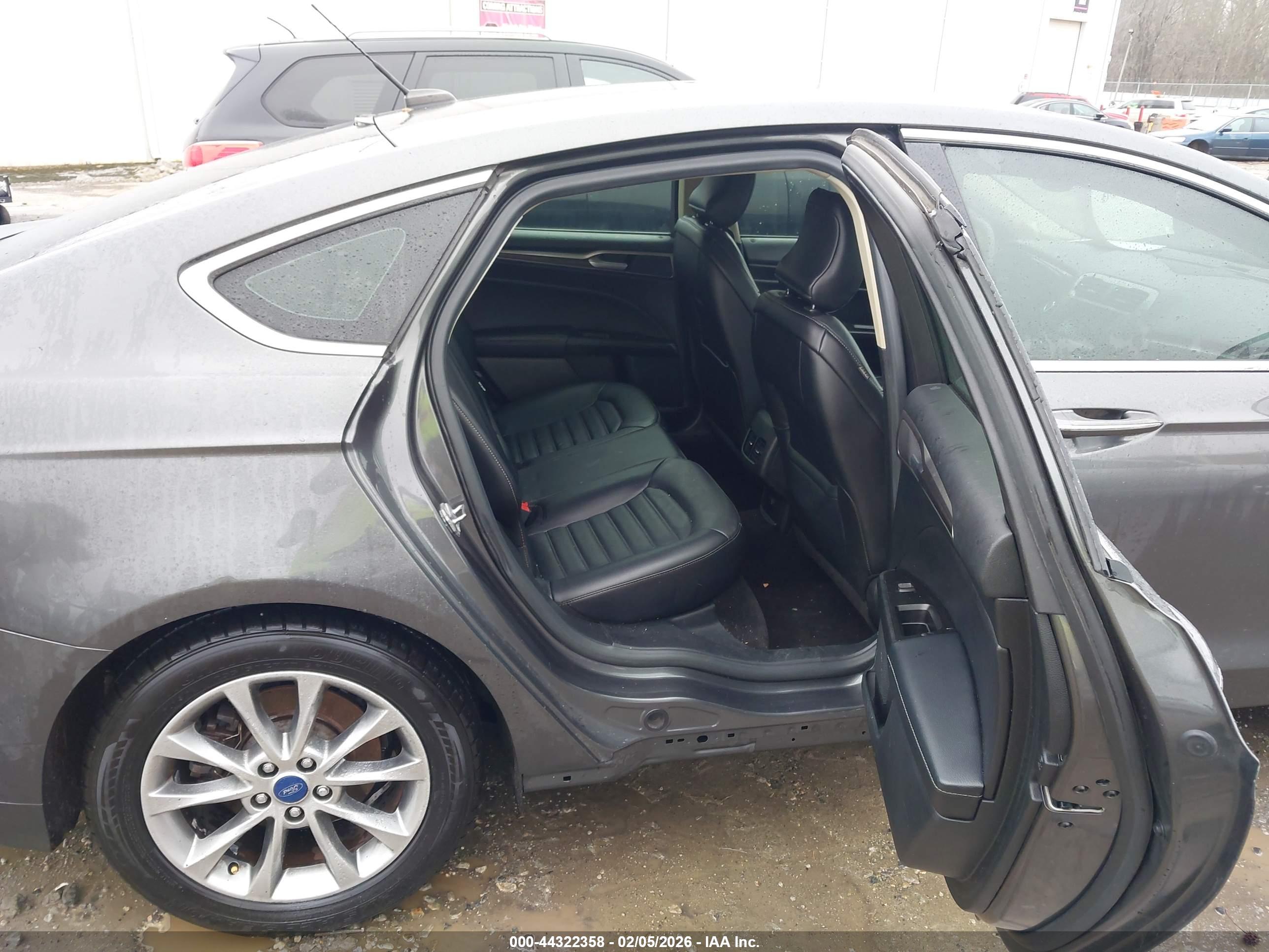FORD FUSION image 8