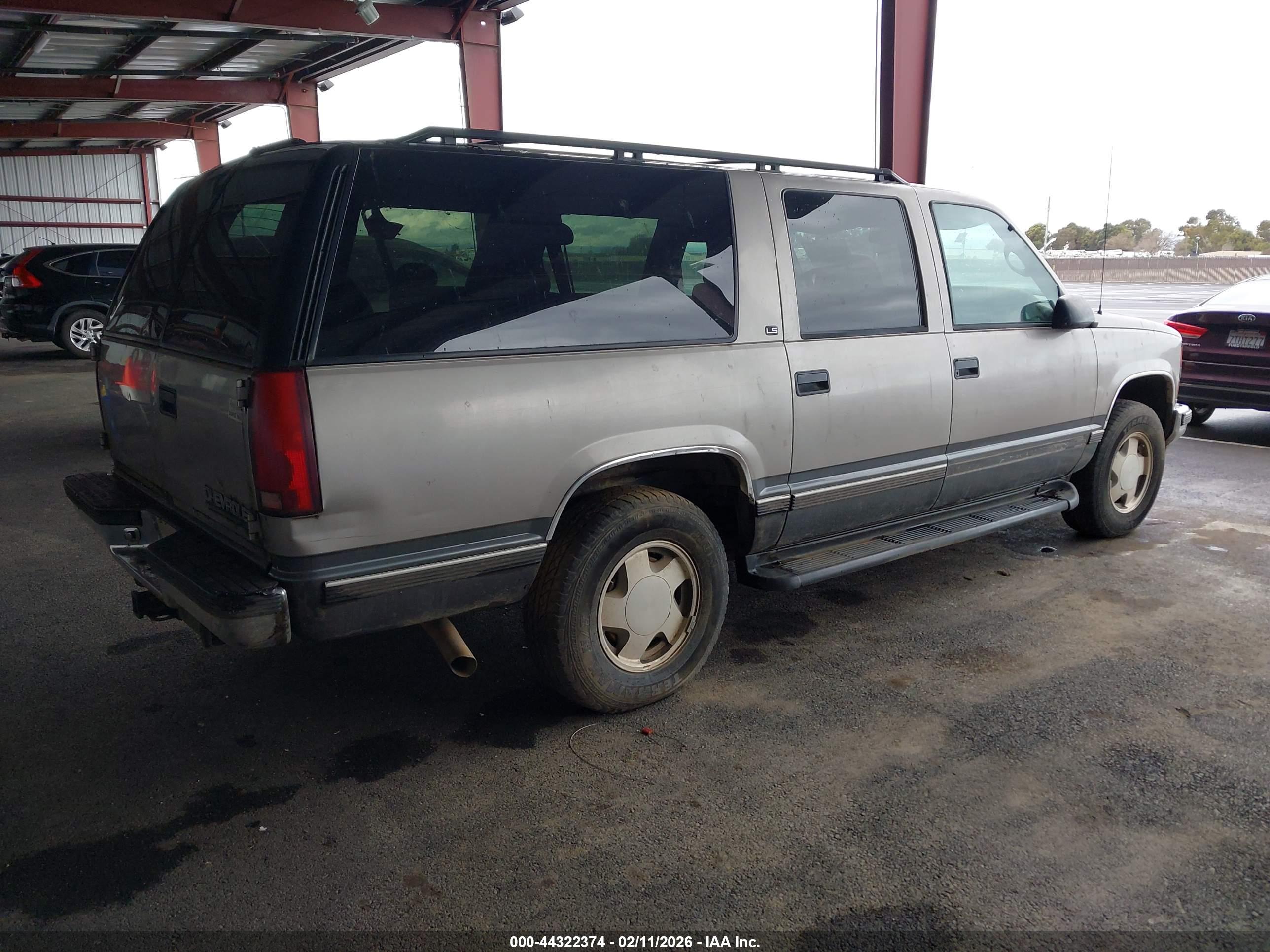 CHEVROLET SUBURBAN image 4