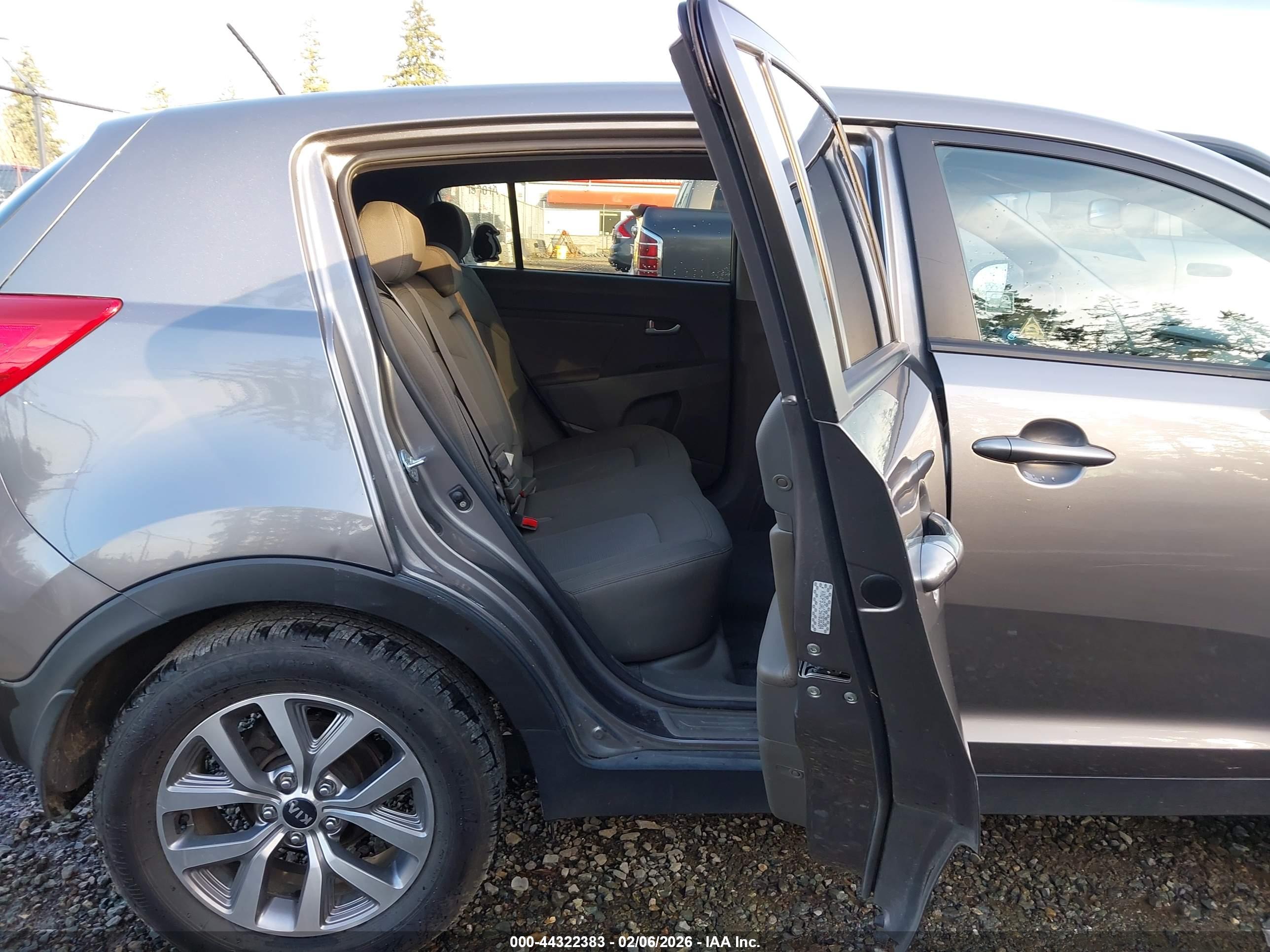 KIA SPORTAGE image 8