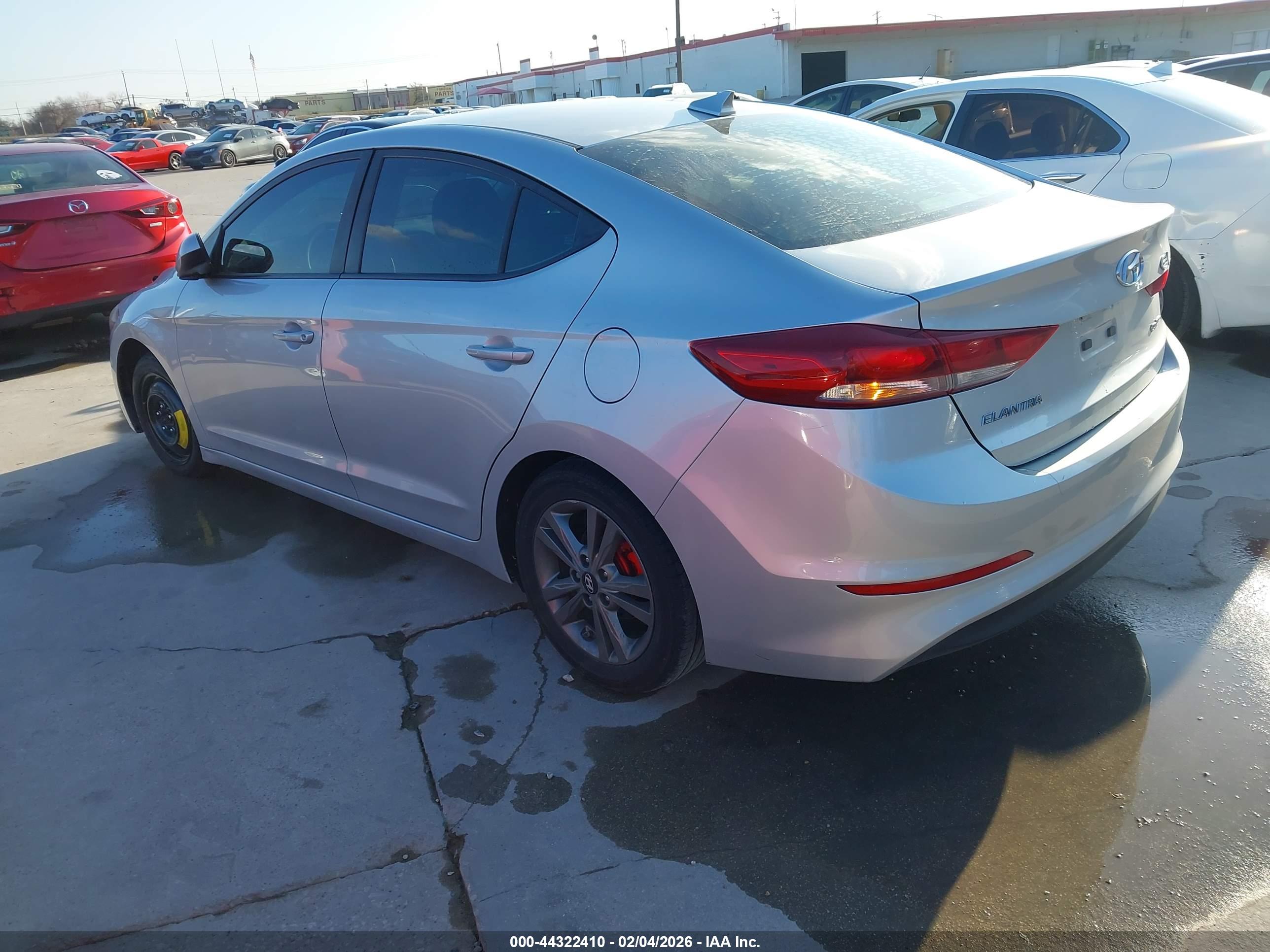 HYUNDAI ELANTRA image 3