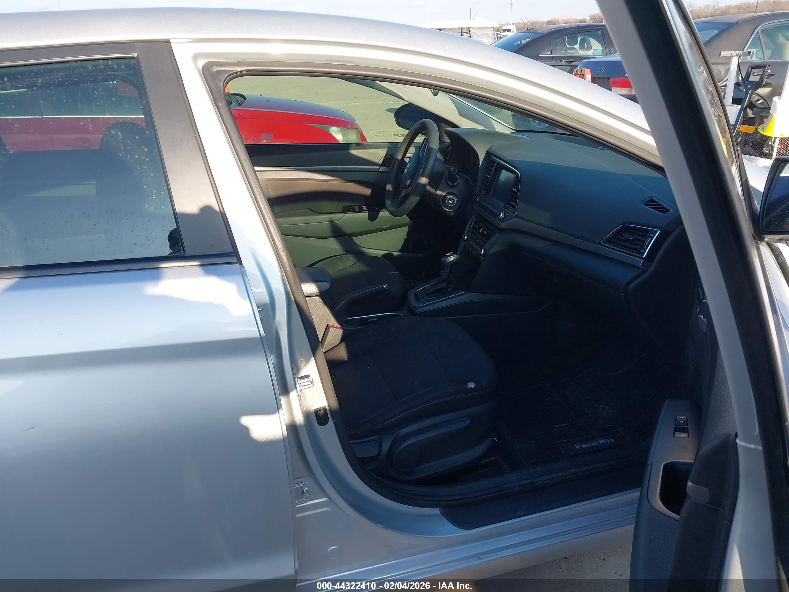 HYUNDAI ELANTRA image 5
