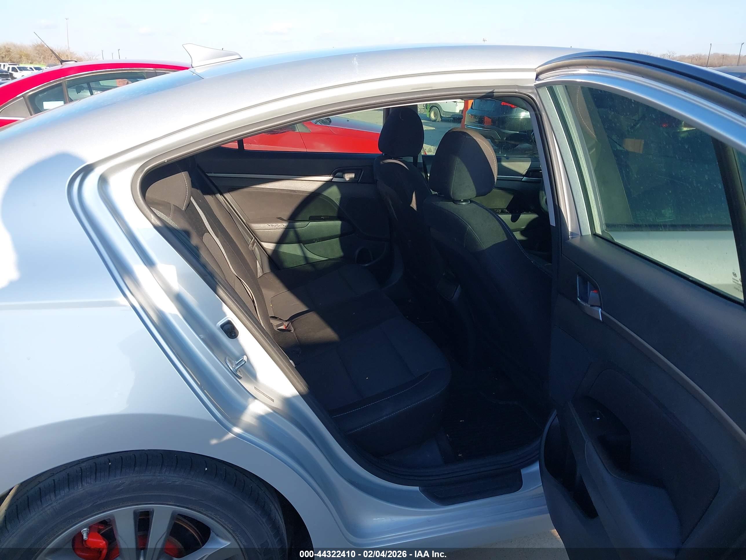 HYUNDAI ELANTRA image 8