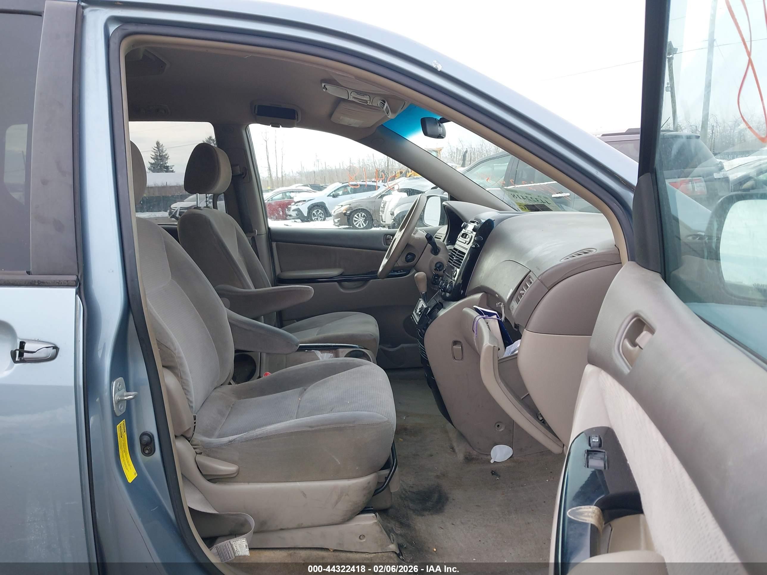 TOYOTA SIENNA image 5