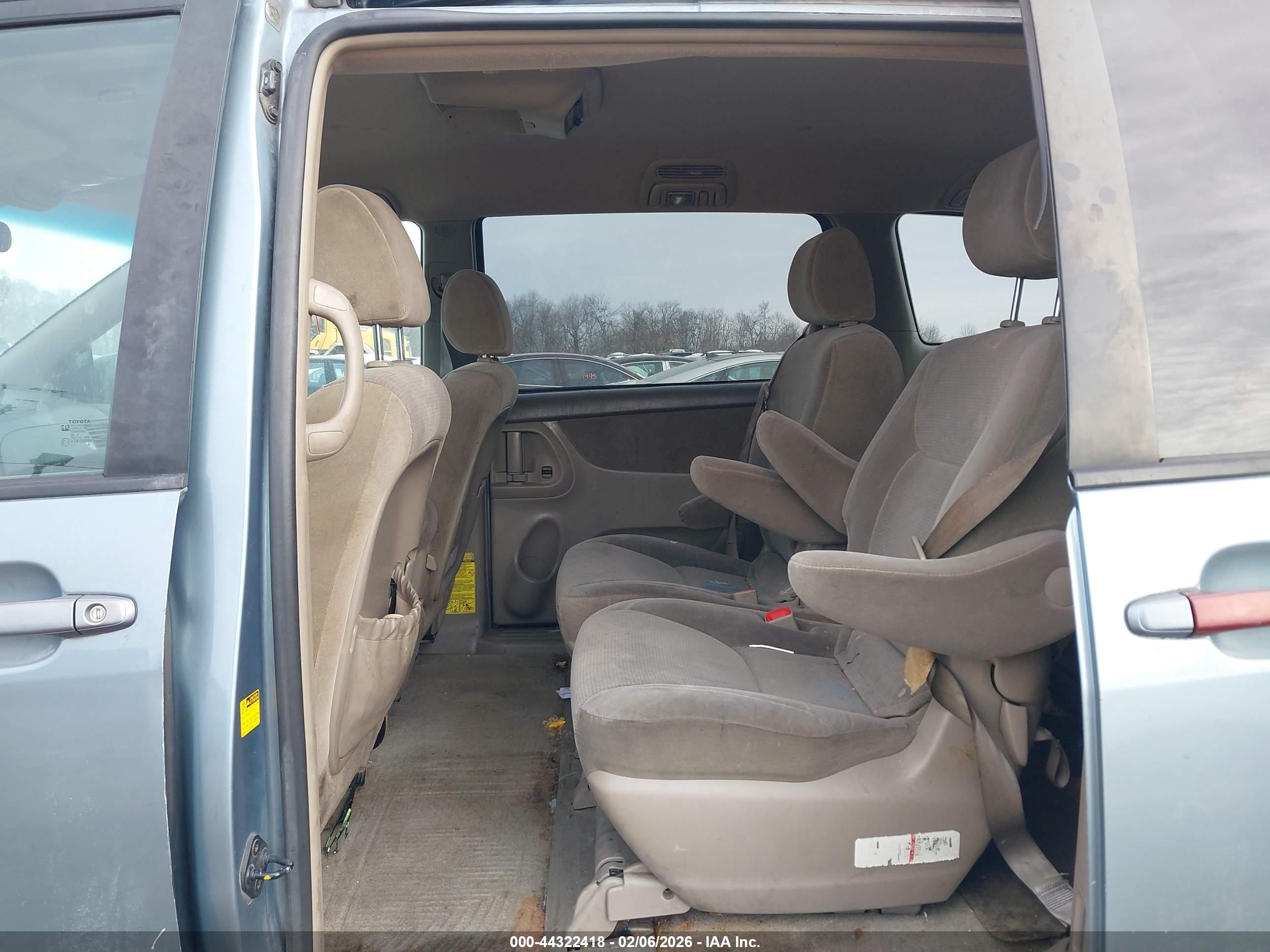 TOYOTA SIENNA image 8