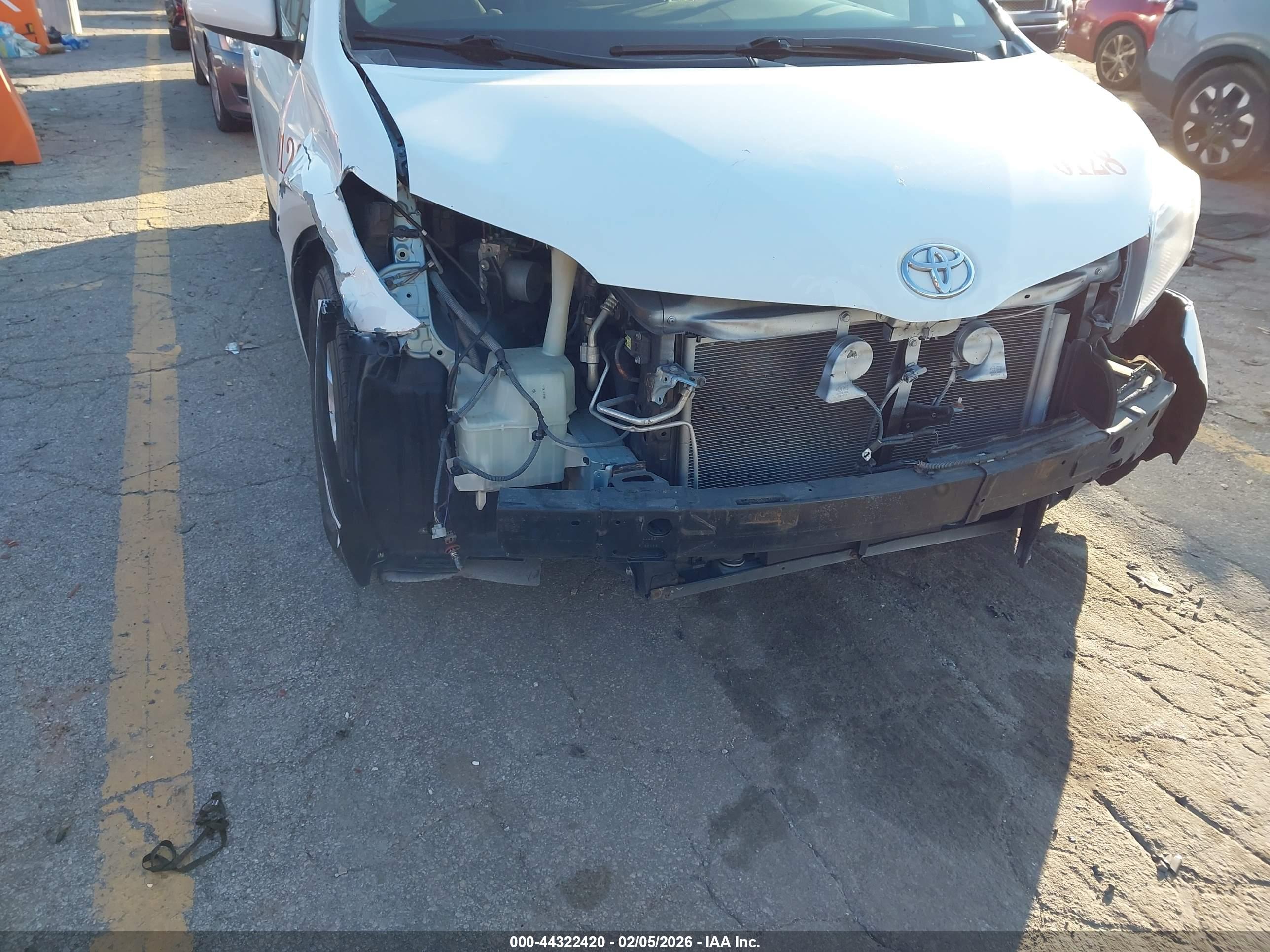 TOYOTA SIENNA image 6