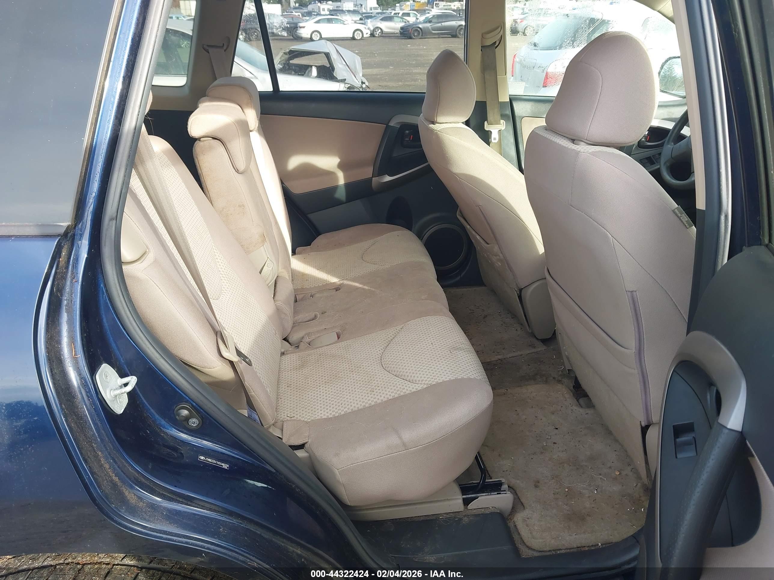 TOYOTA RAV4 image 8