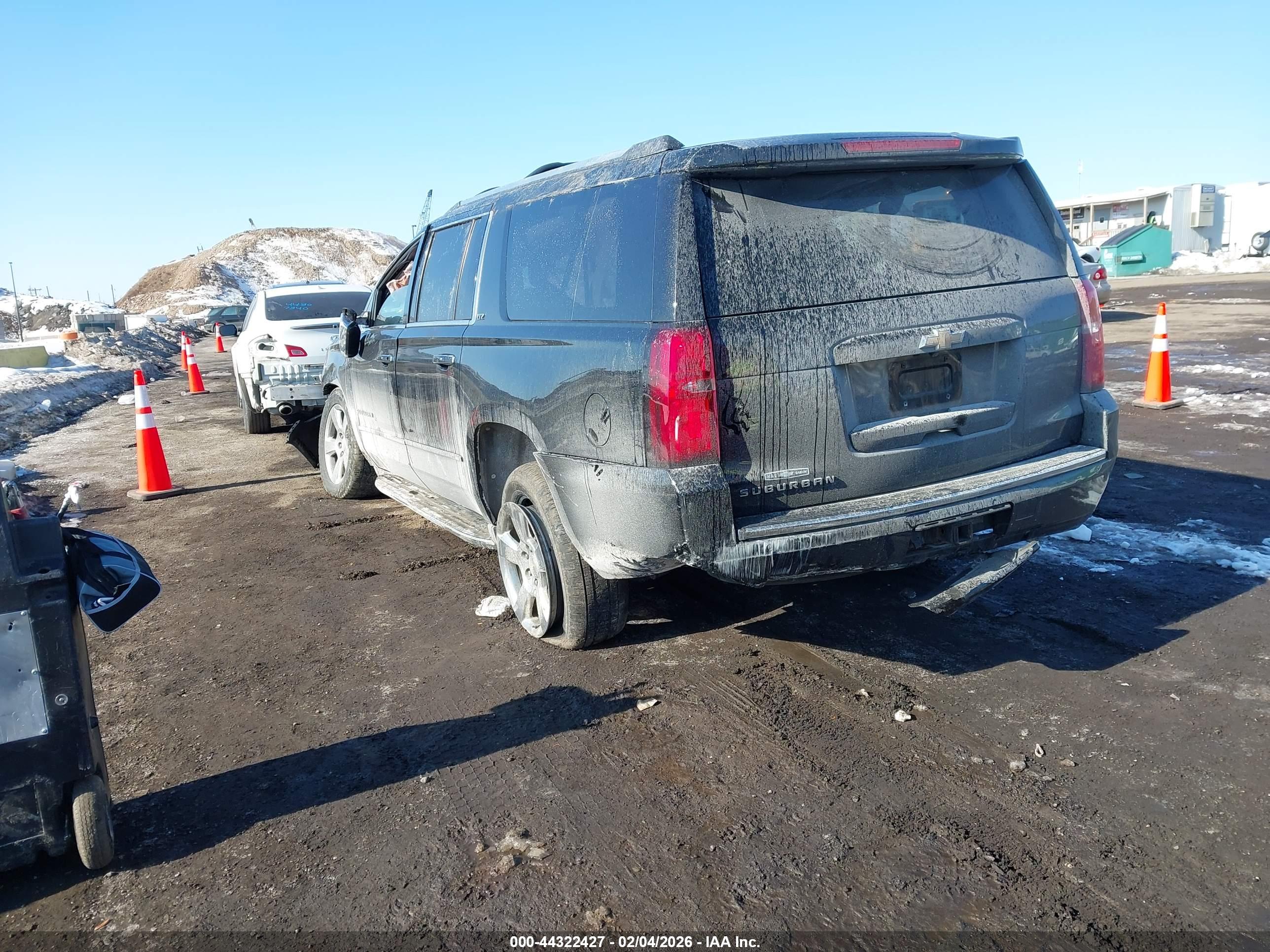 CHEVROLET SUBURBAN image 3