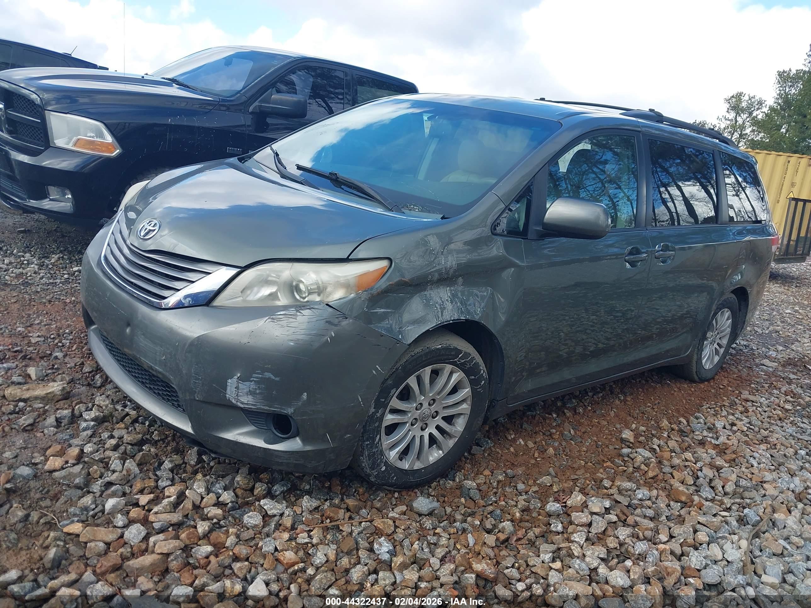 TOYOTA SIENNA image 2