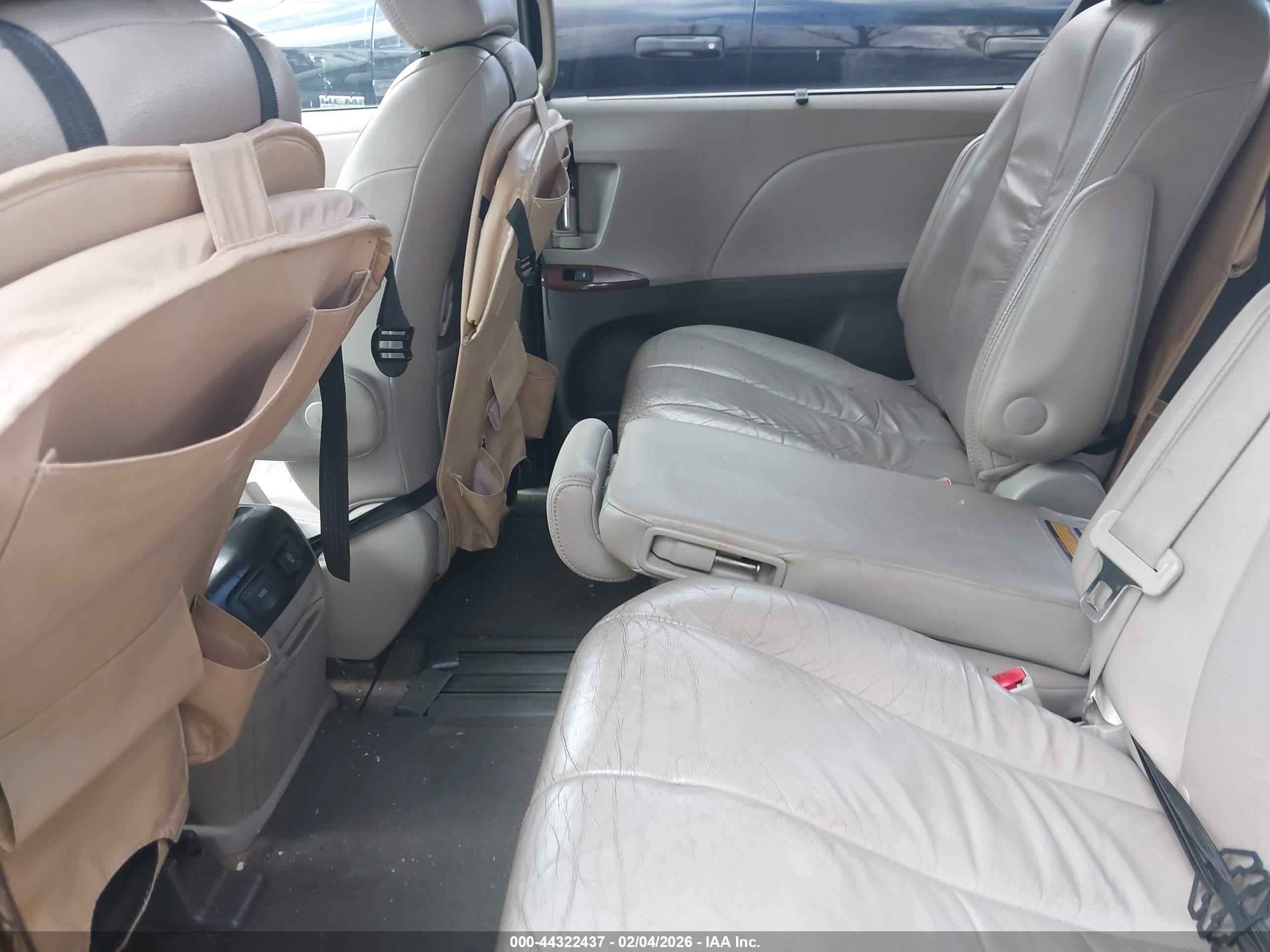 TOYOTA SIENNA image 8