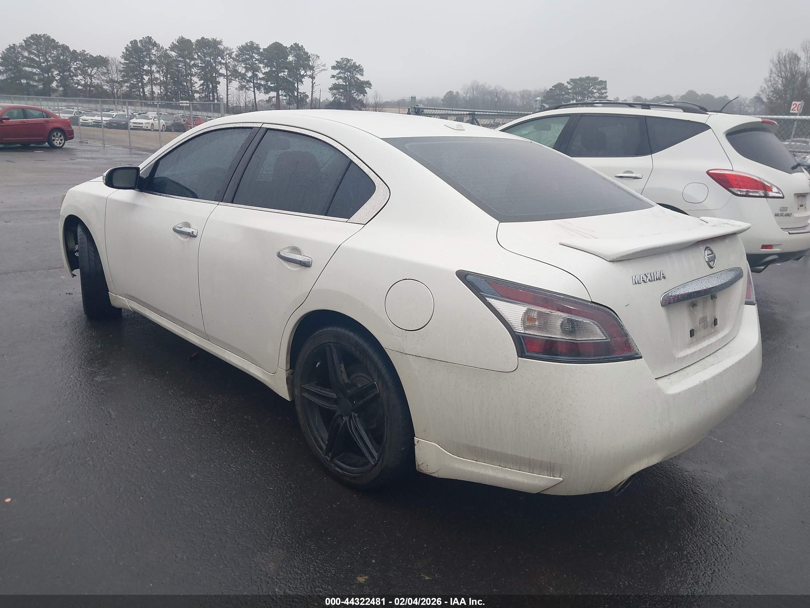 NISSAN MAXIMA image 3