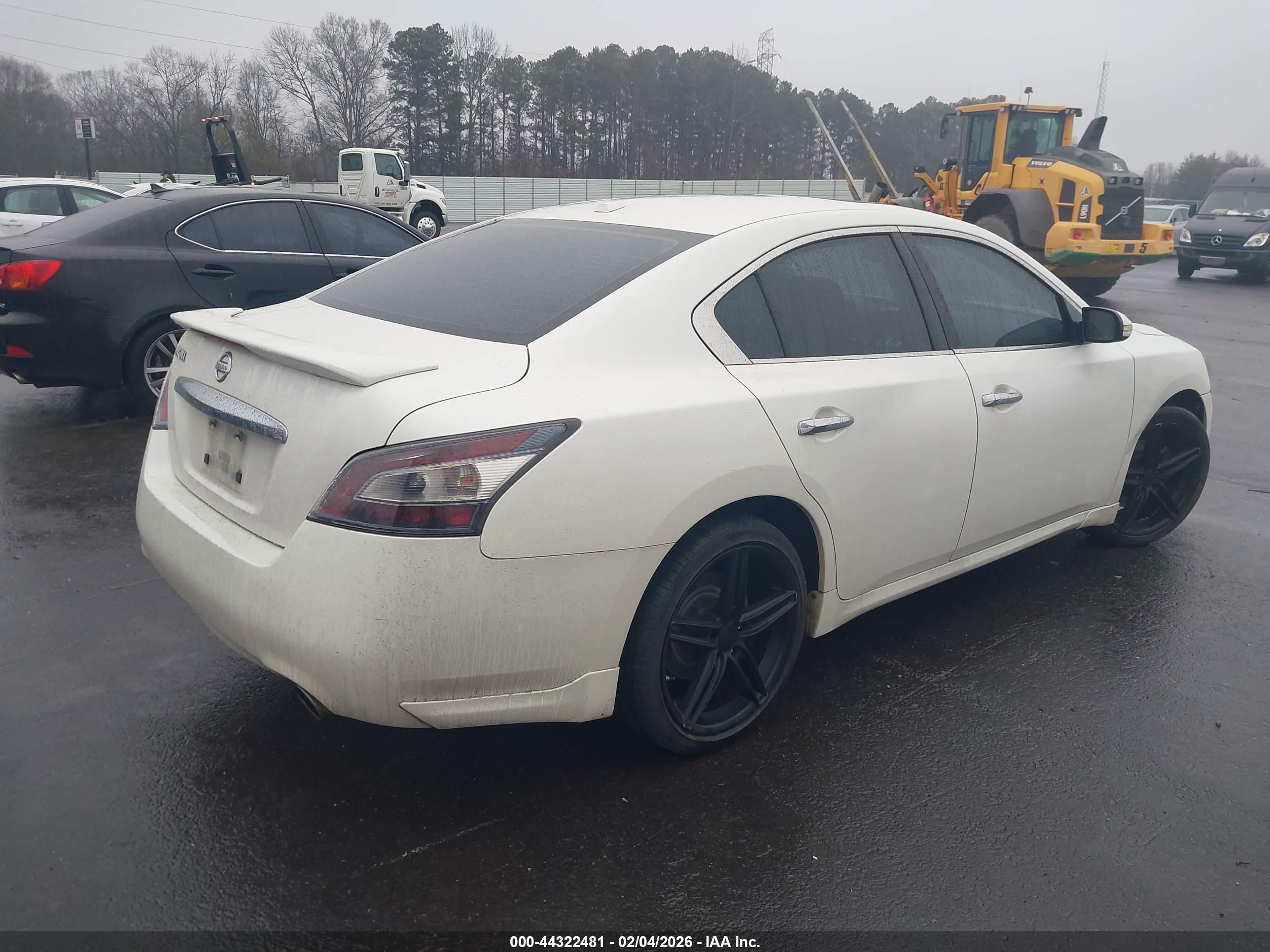 NISSAN MAXIMA image 4