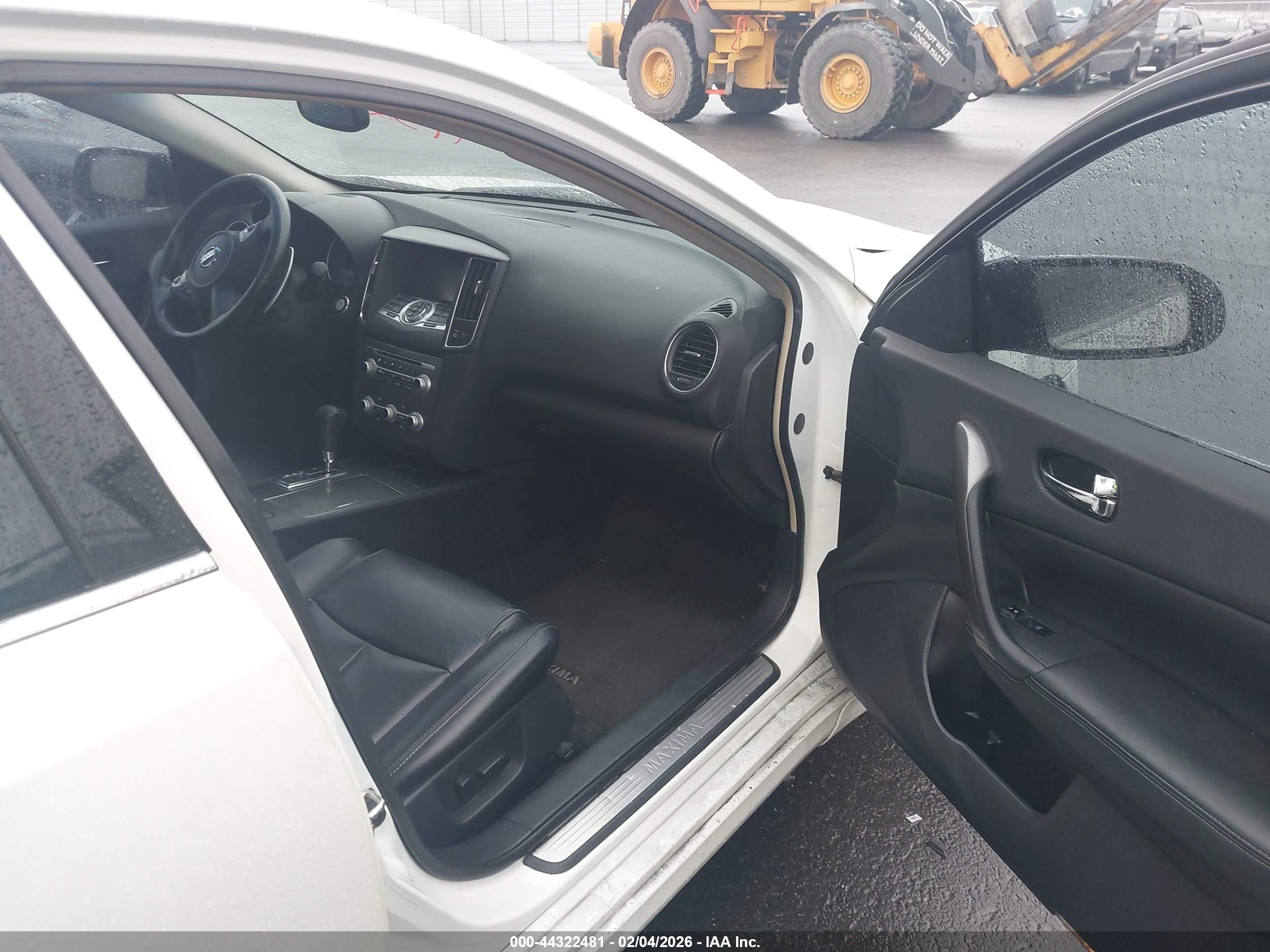 NISSAN MAXIMA image 5