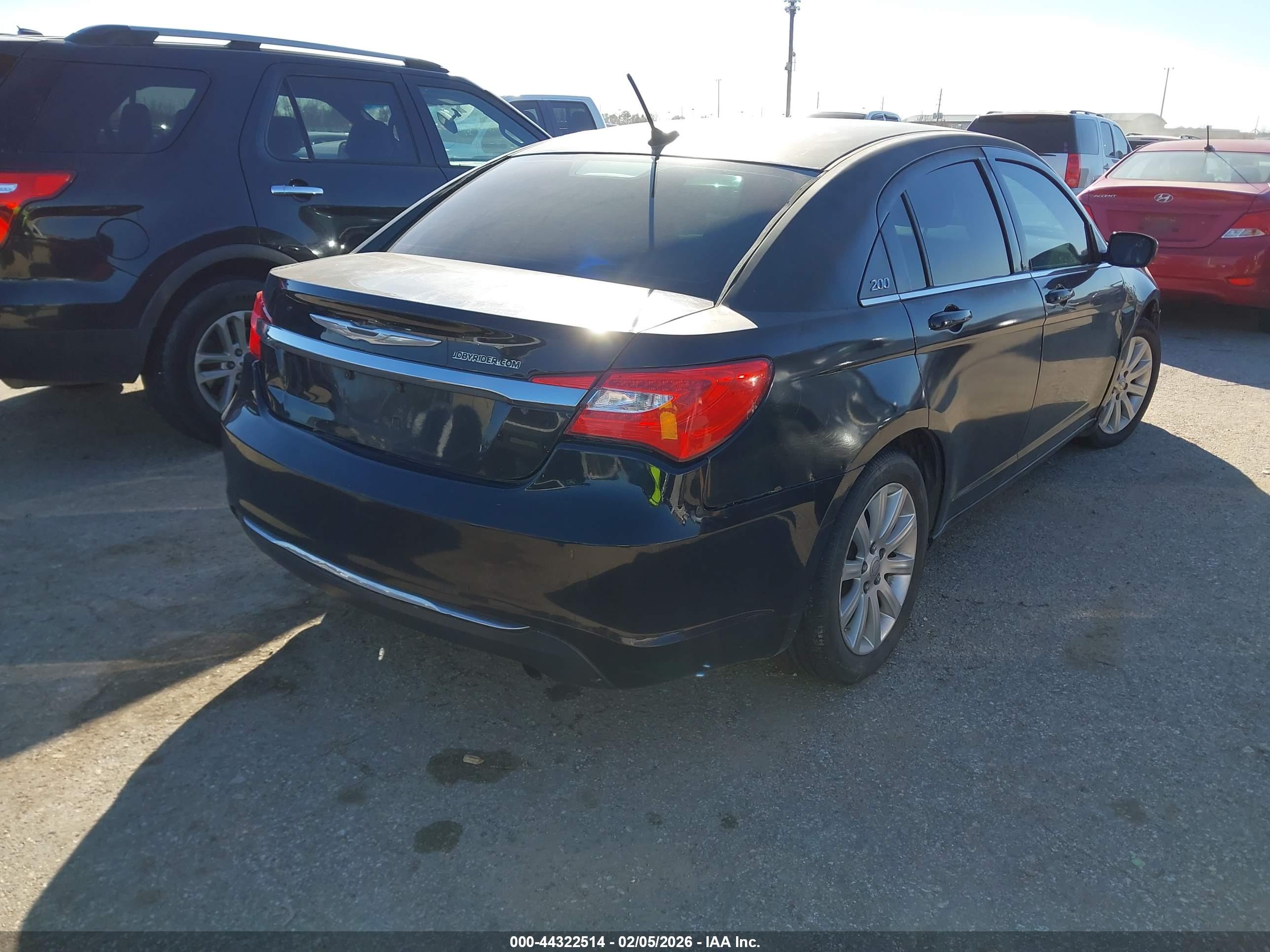 CHRYSLER 200 image 4