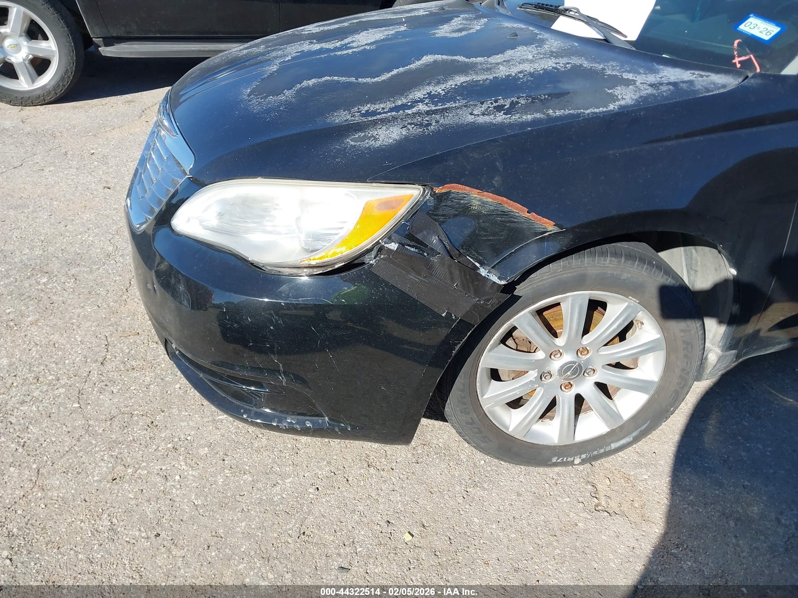 CHRYSLER 200 image 6