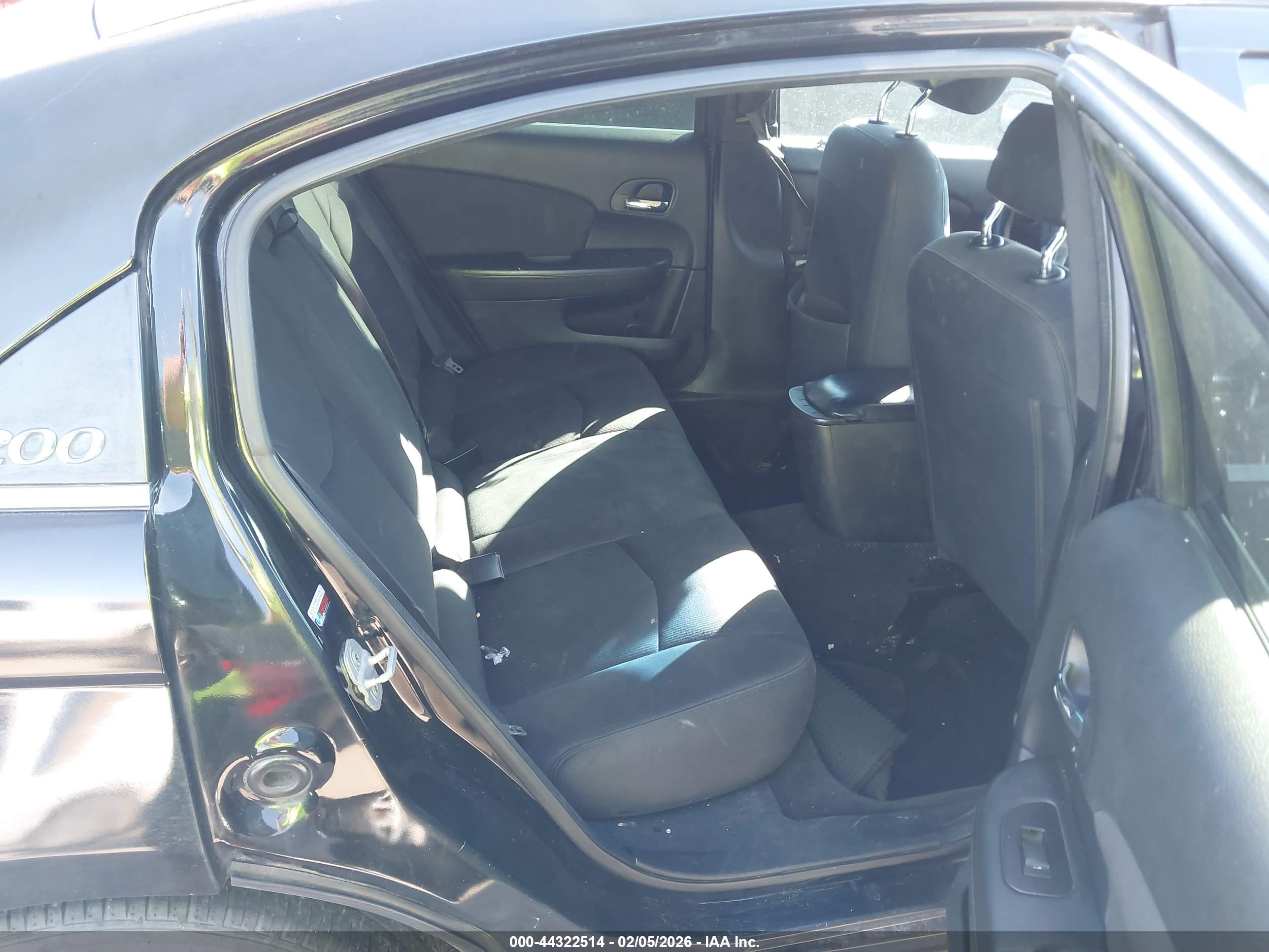CHRYSLER 200 image 8