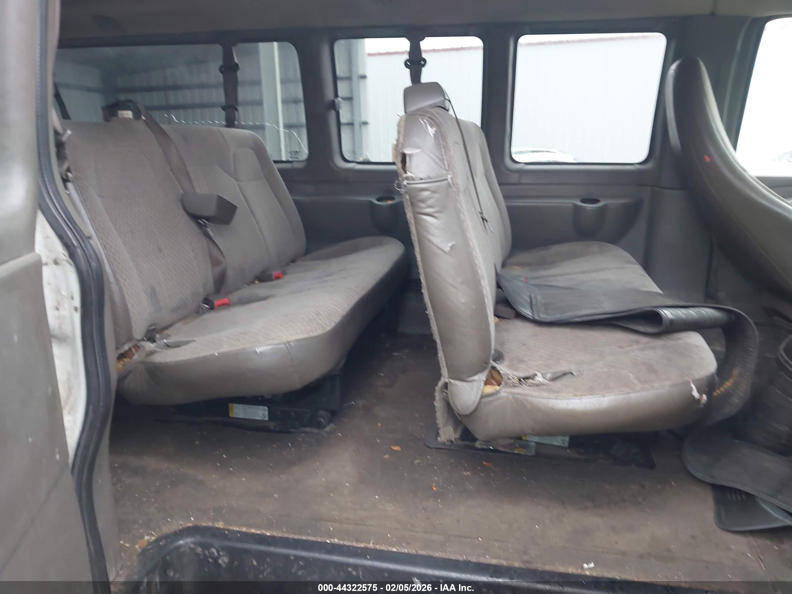 GMC SAVANA image 8