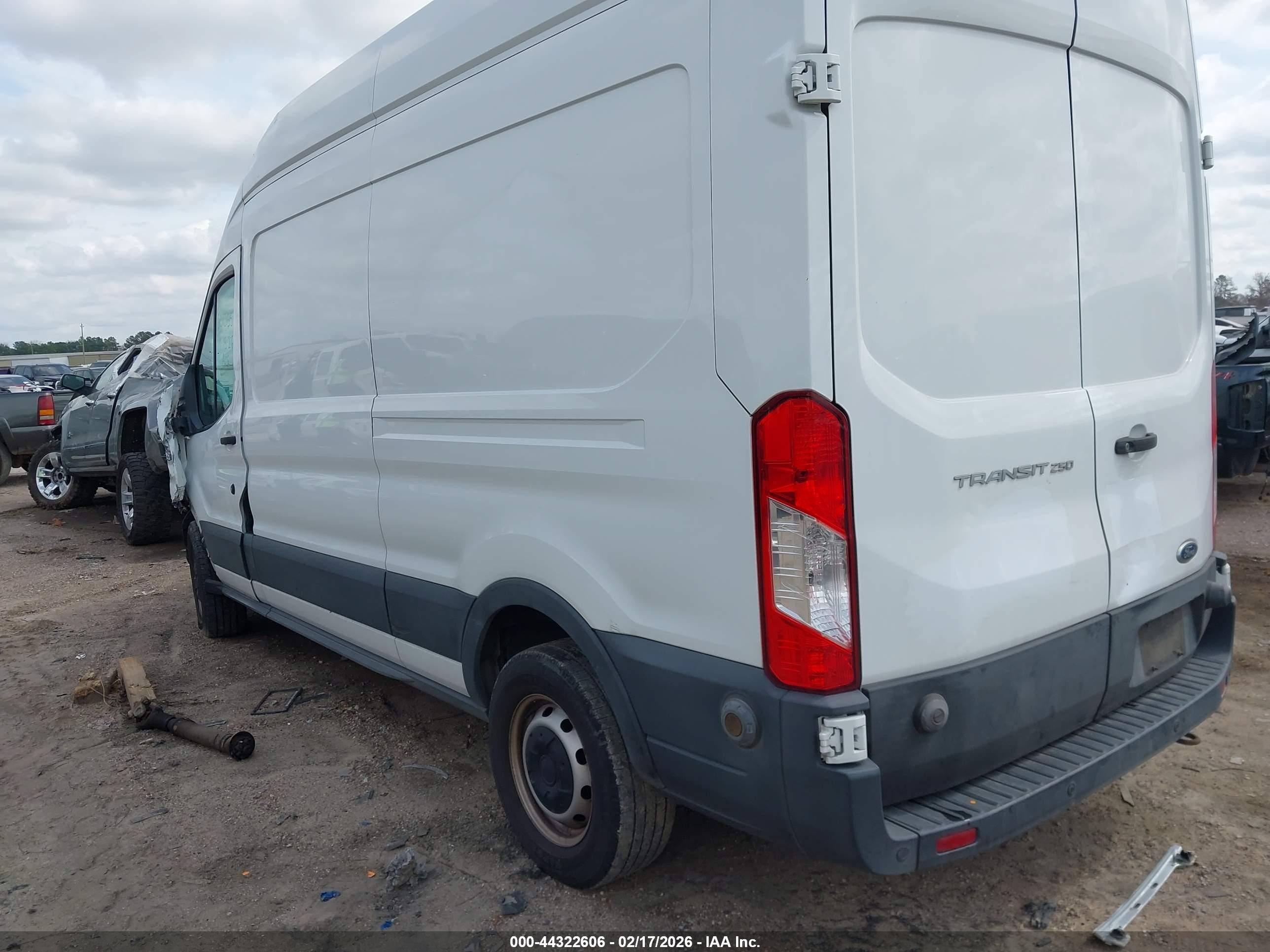 FORD TRANSIT-250 image 3