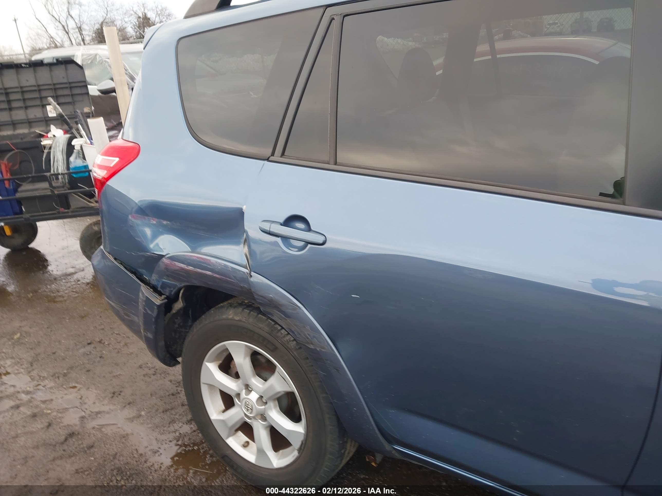 TOYOTA RAV4 image 6
