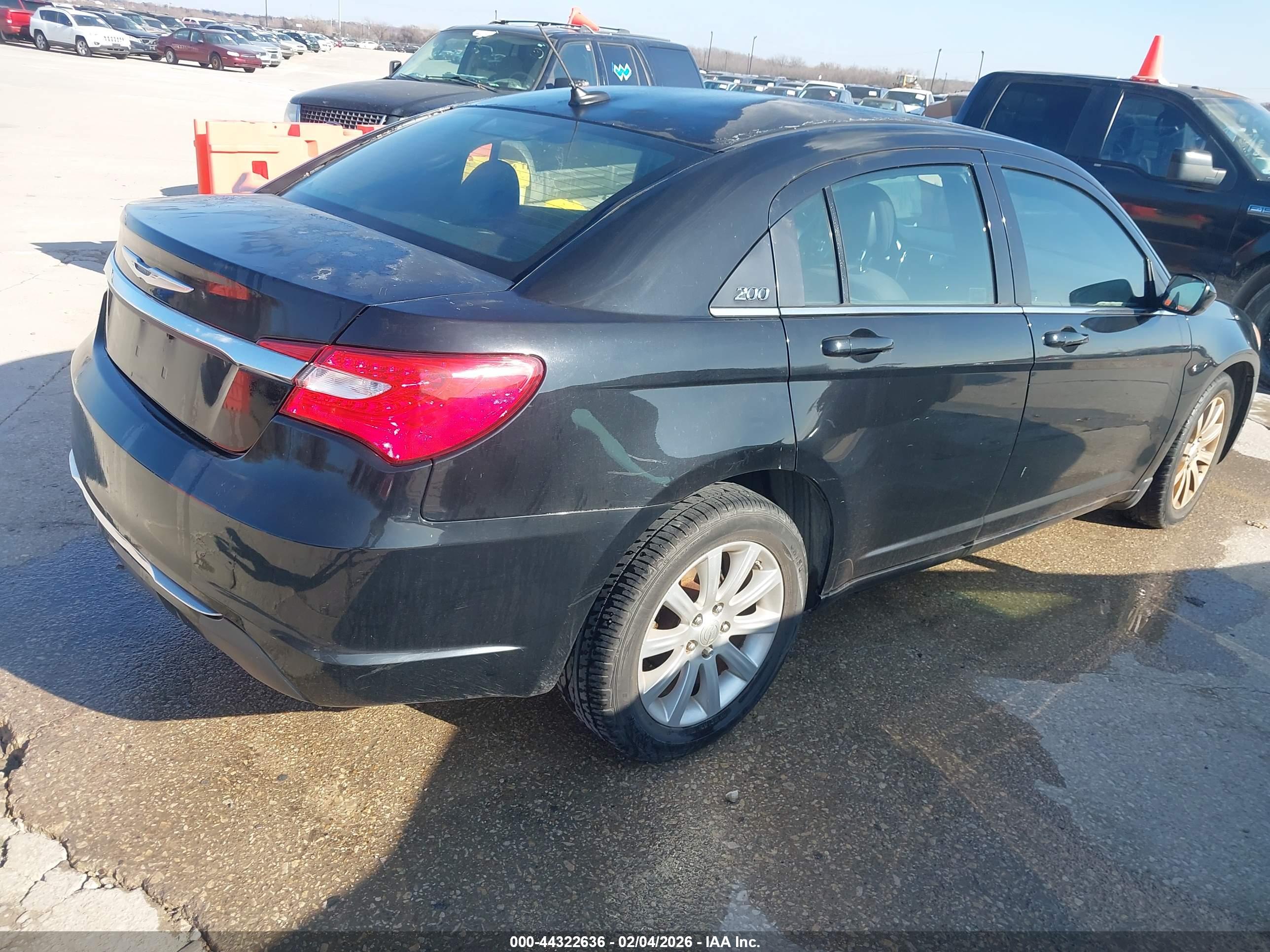 CHRYSLER 200 image 4