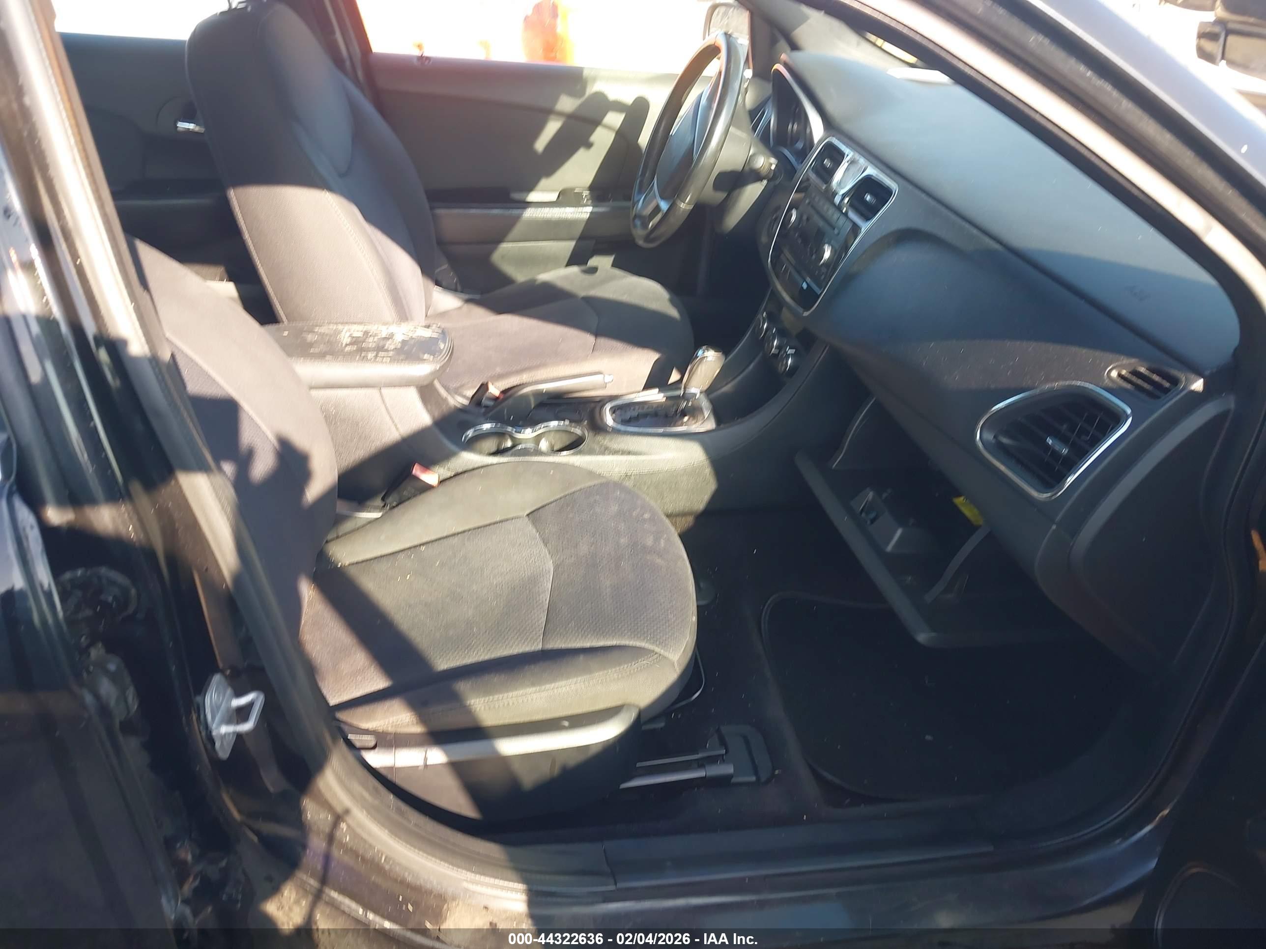 CHRYSLER 200 image 5