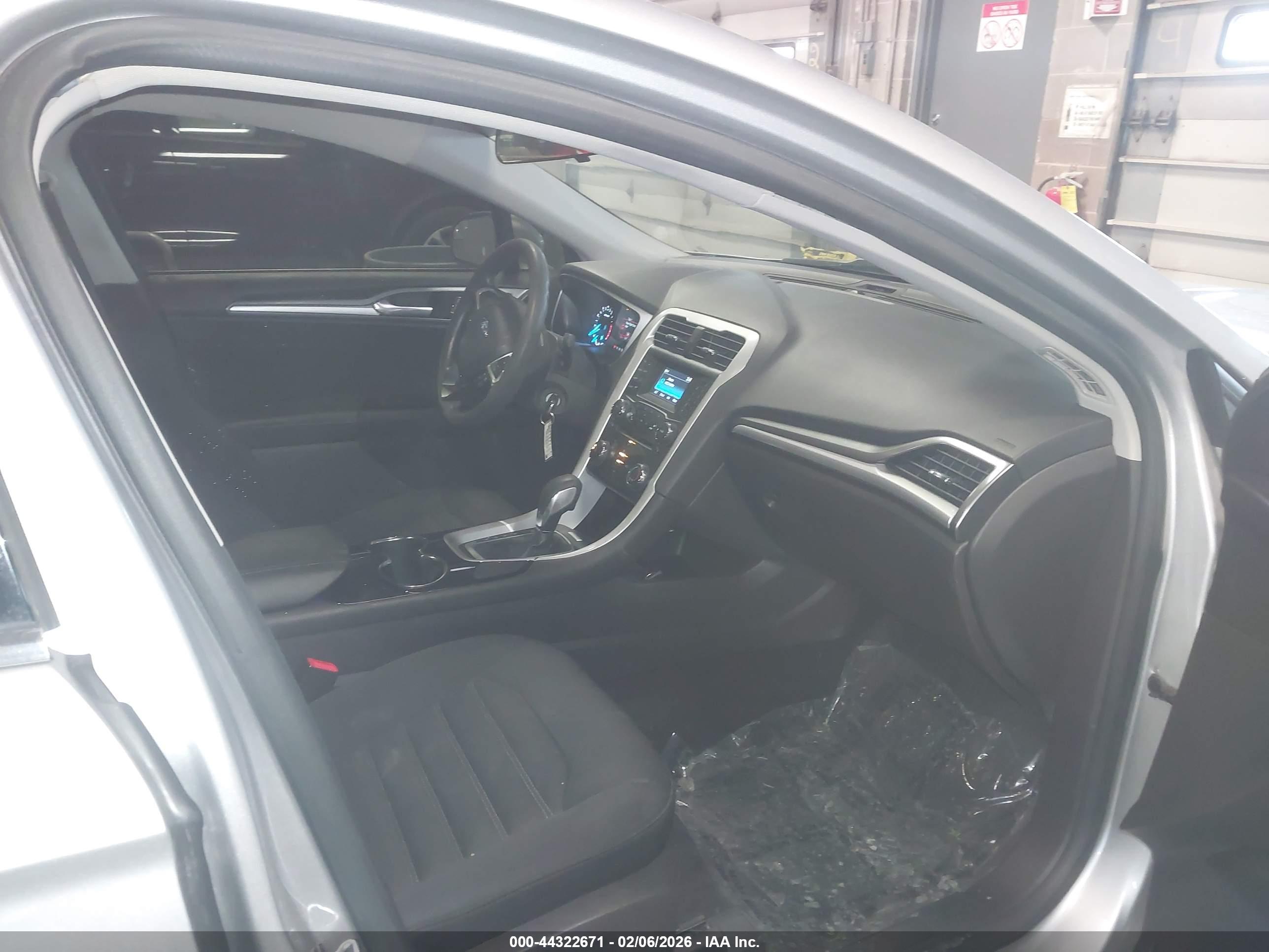 FORD FUSION image 5