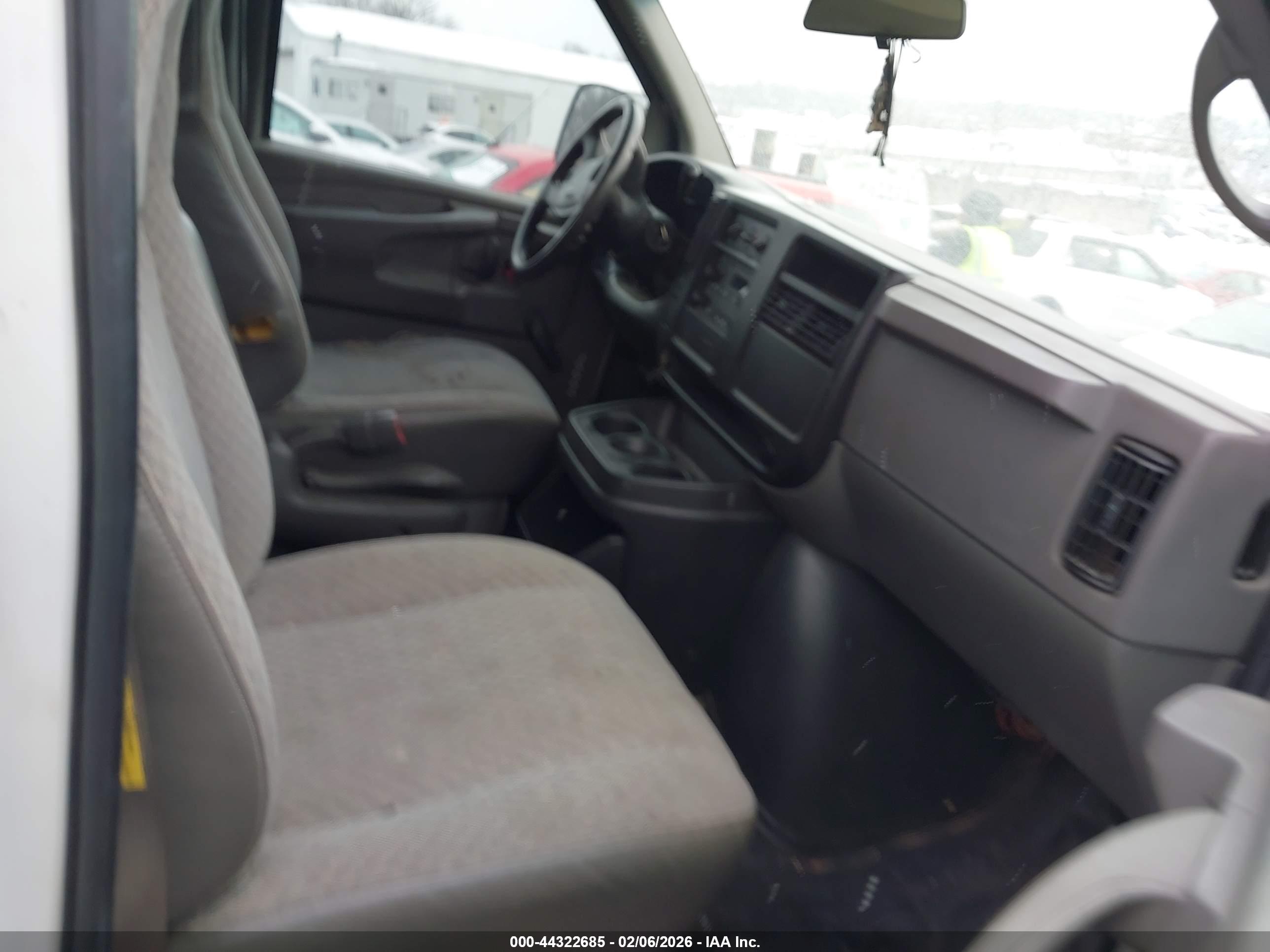 GMC SAVANA image 5