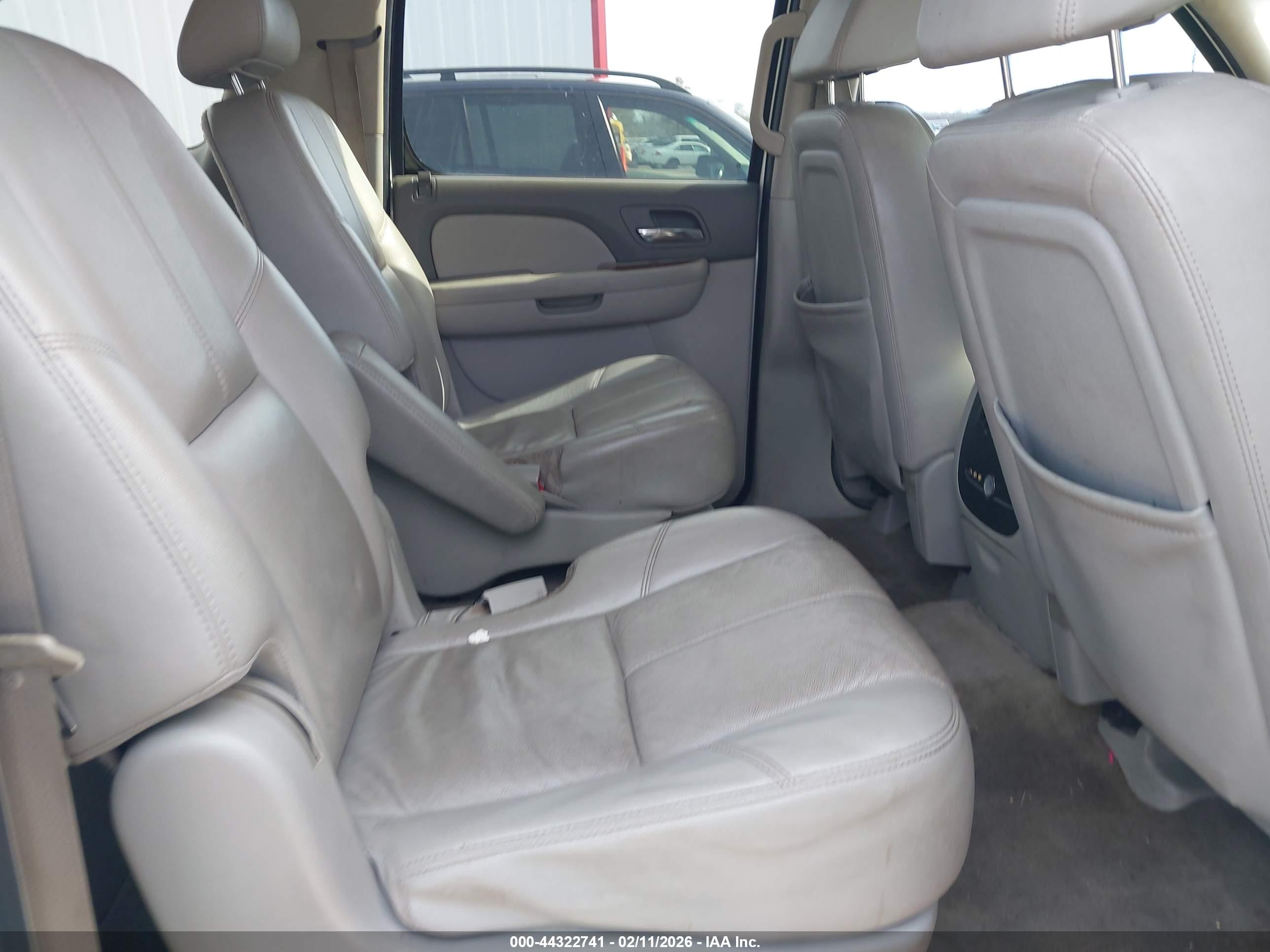 CHEVROLET SUBURBAN image 8