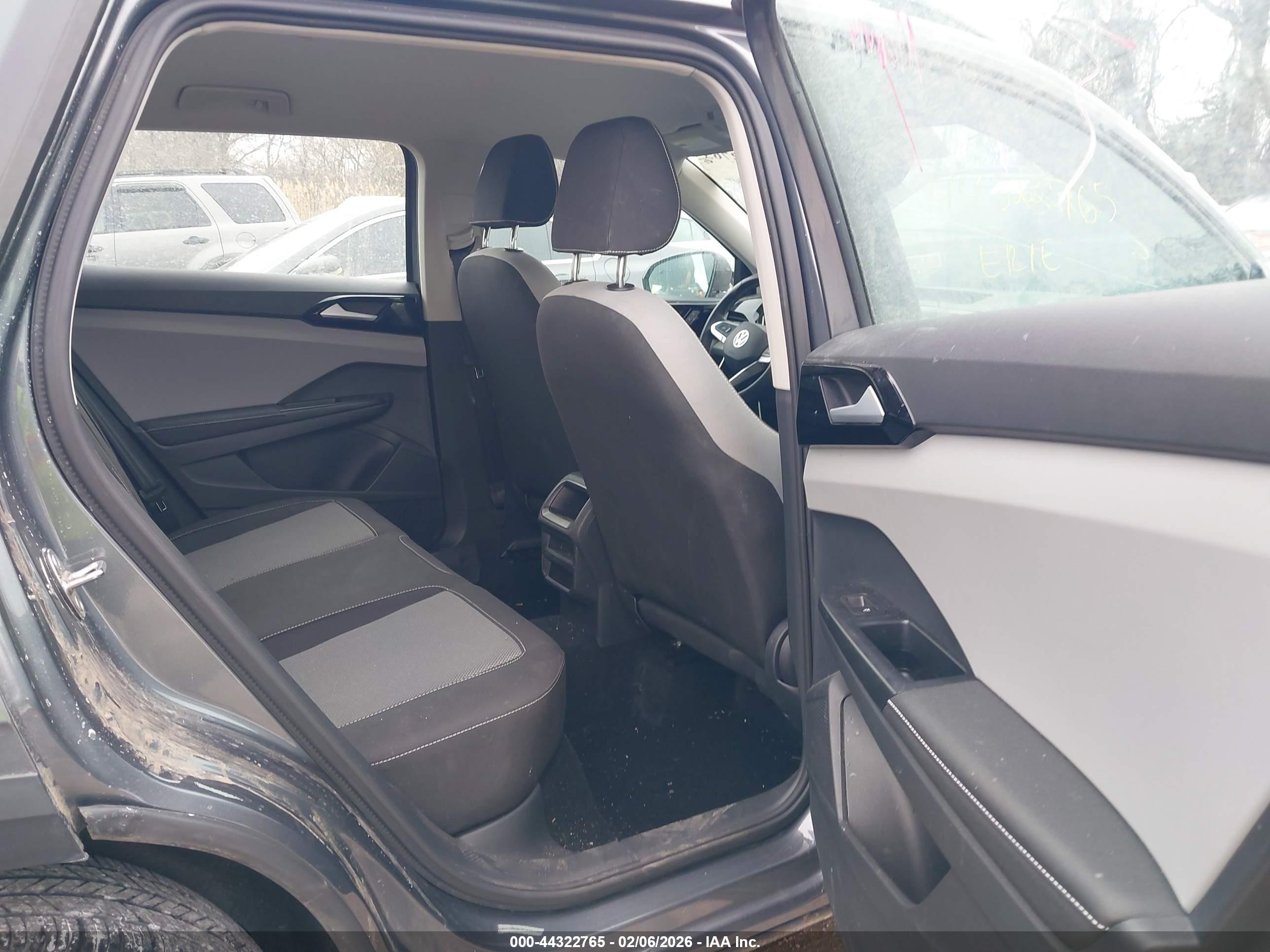 VOLKSWAGEN TAOS image 8
