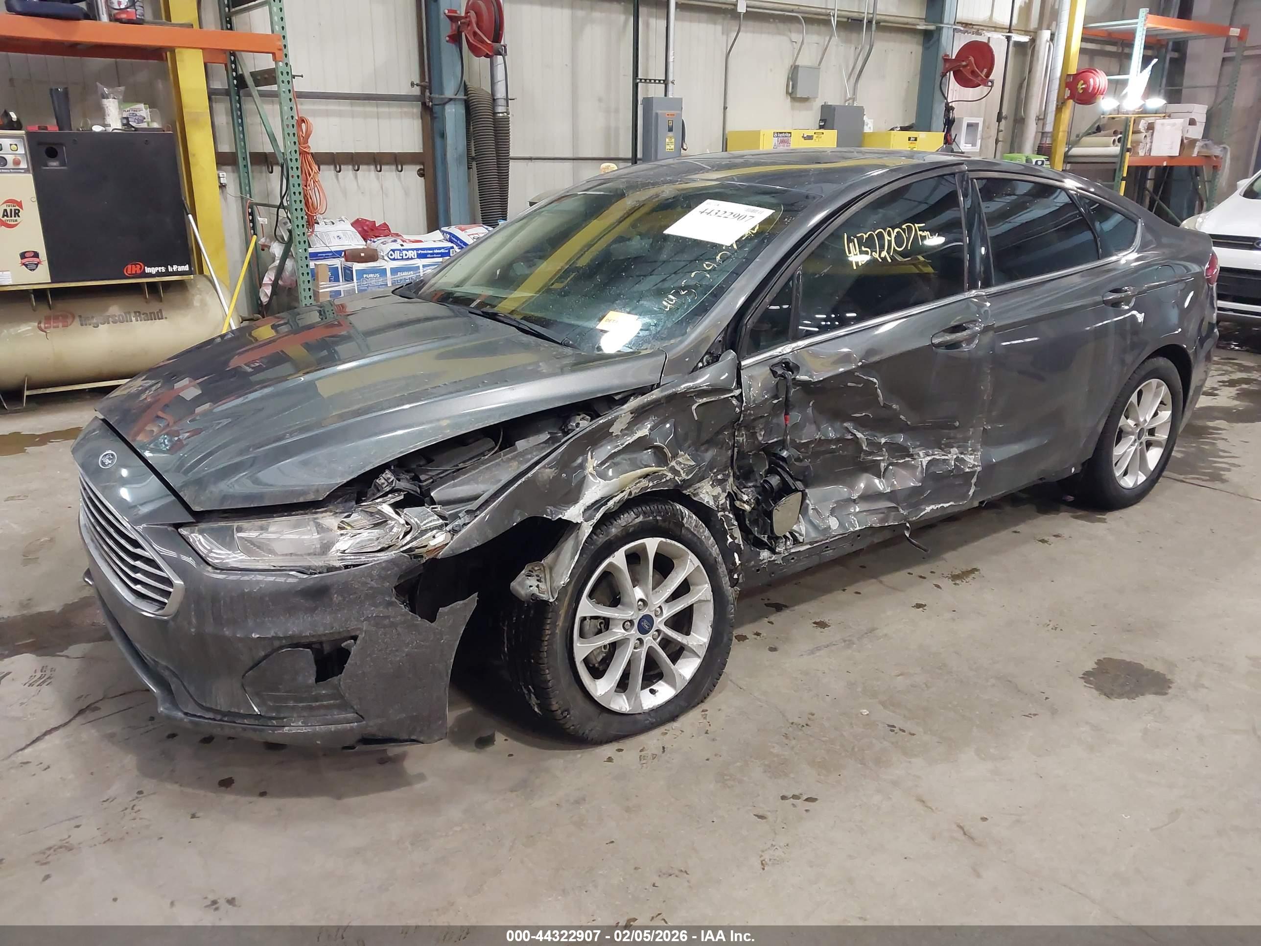 FORD FUSION image 2
