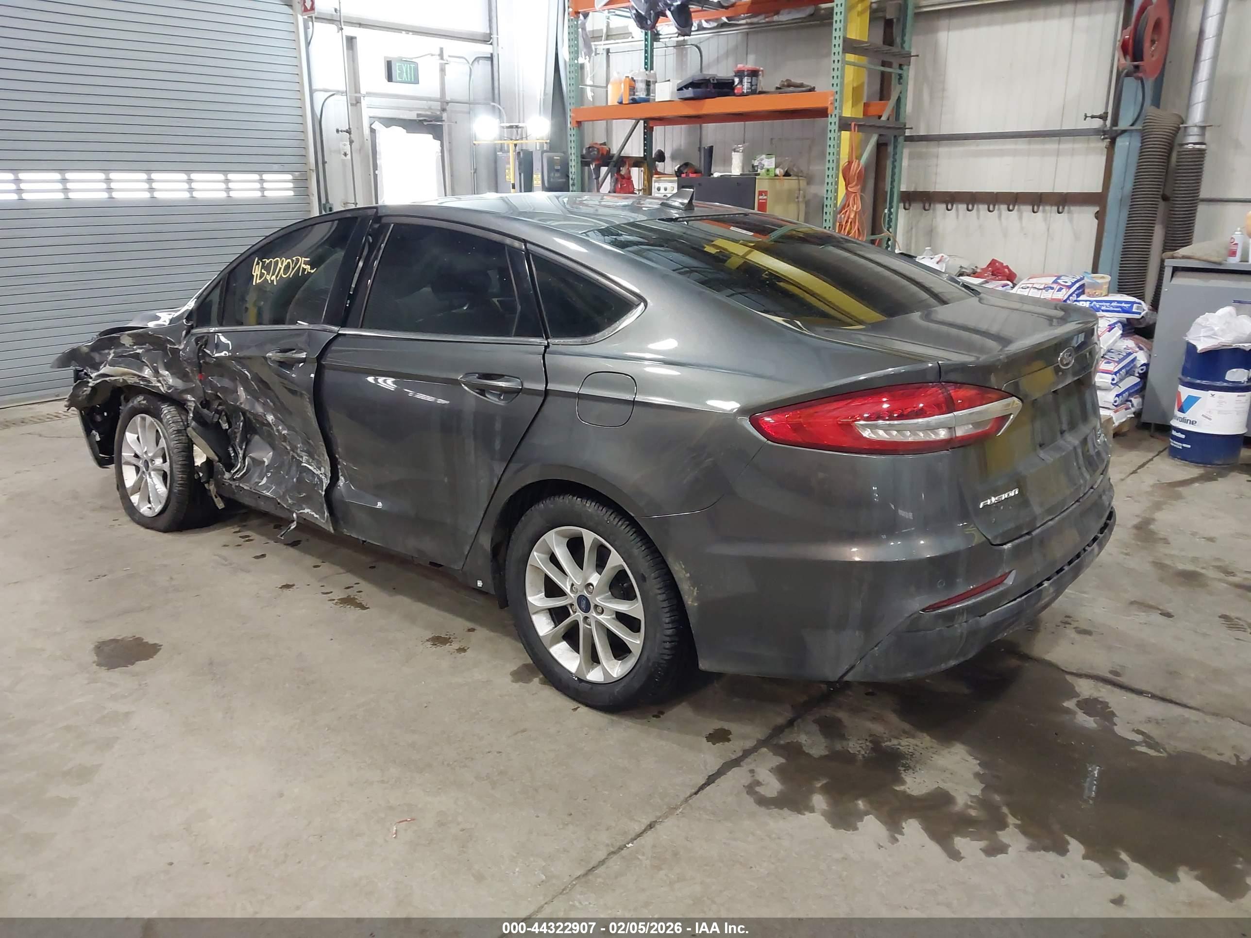 FORD FUSION image 3