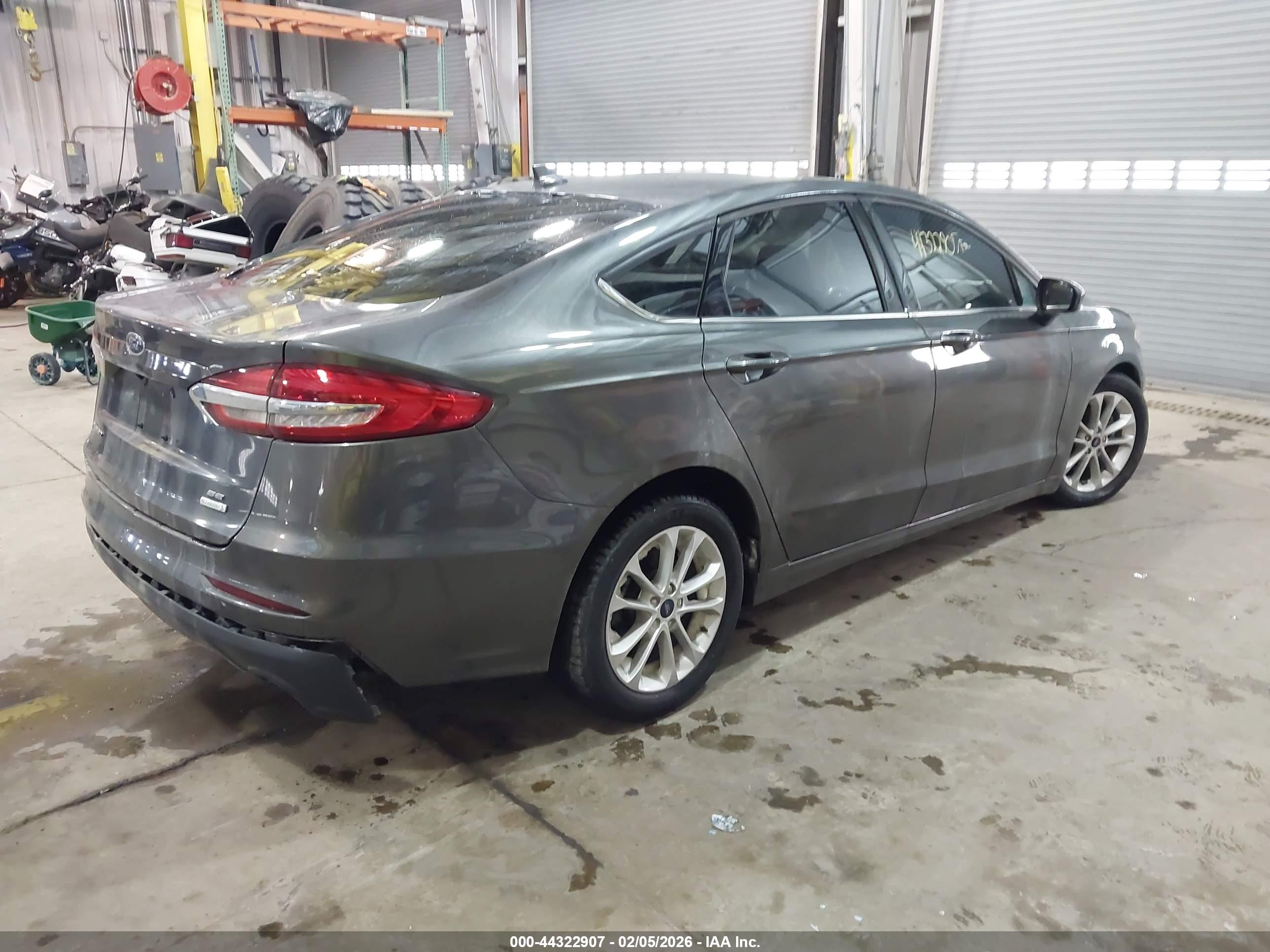 FORD FUSION image 4