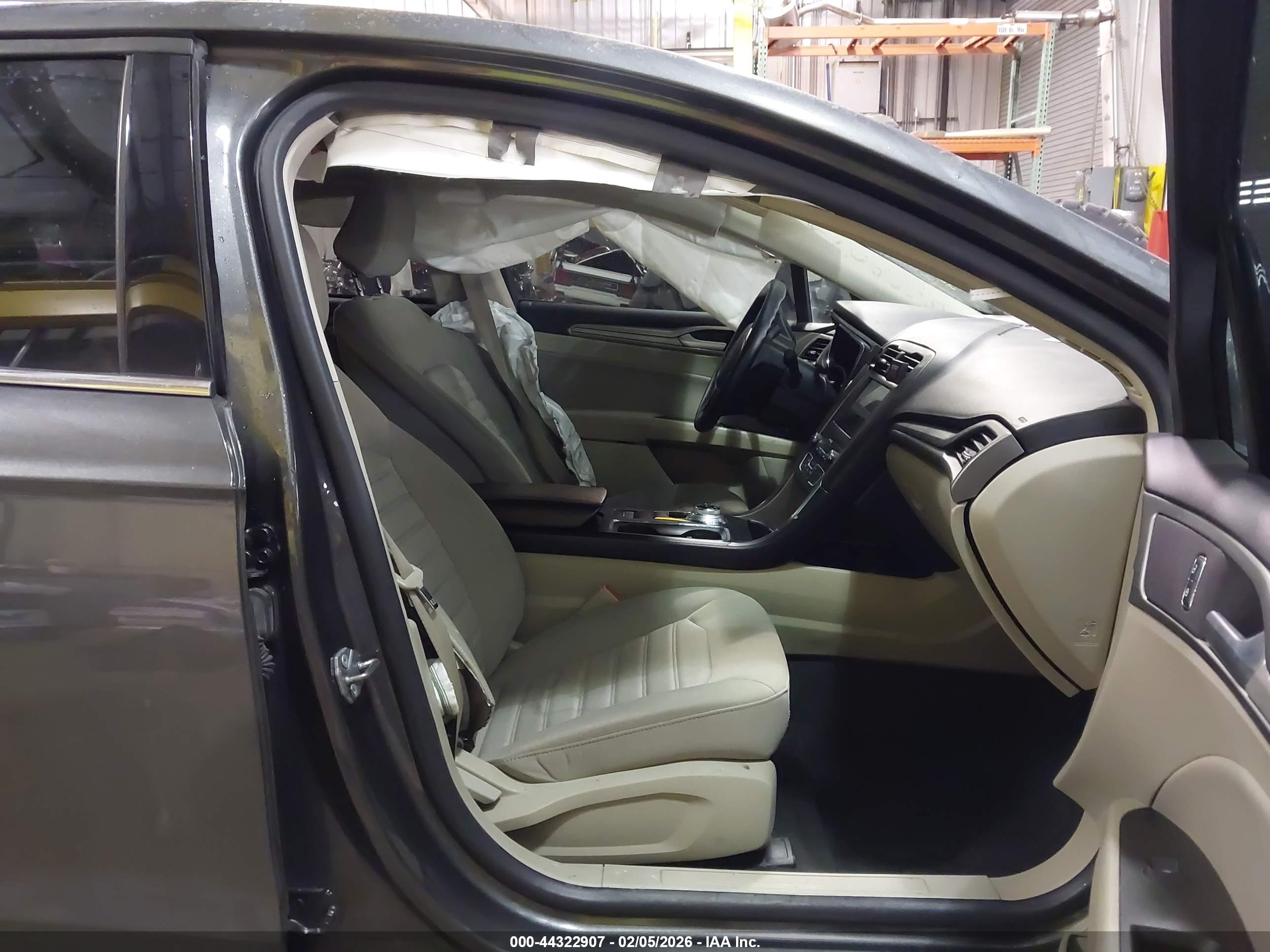FORD FUSION image 5