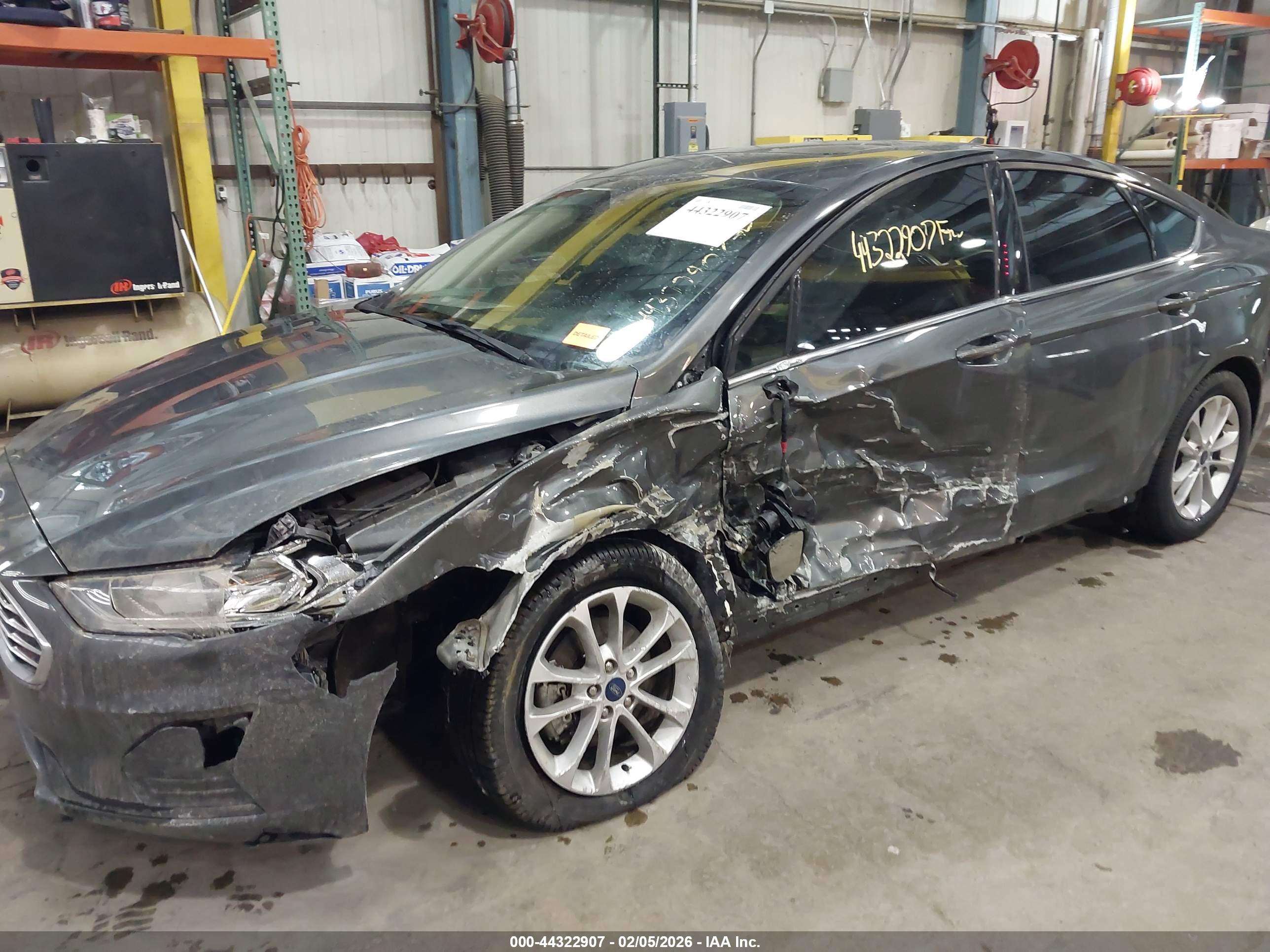 FORD FUSION image 6