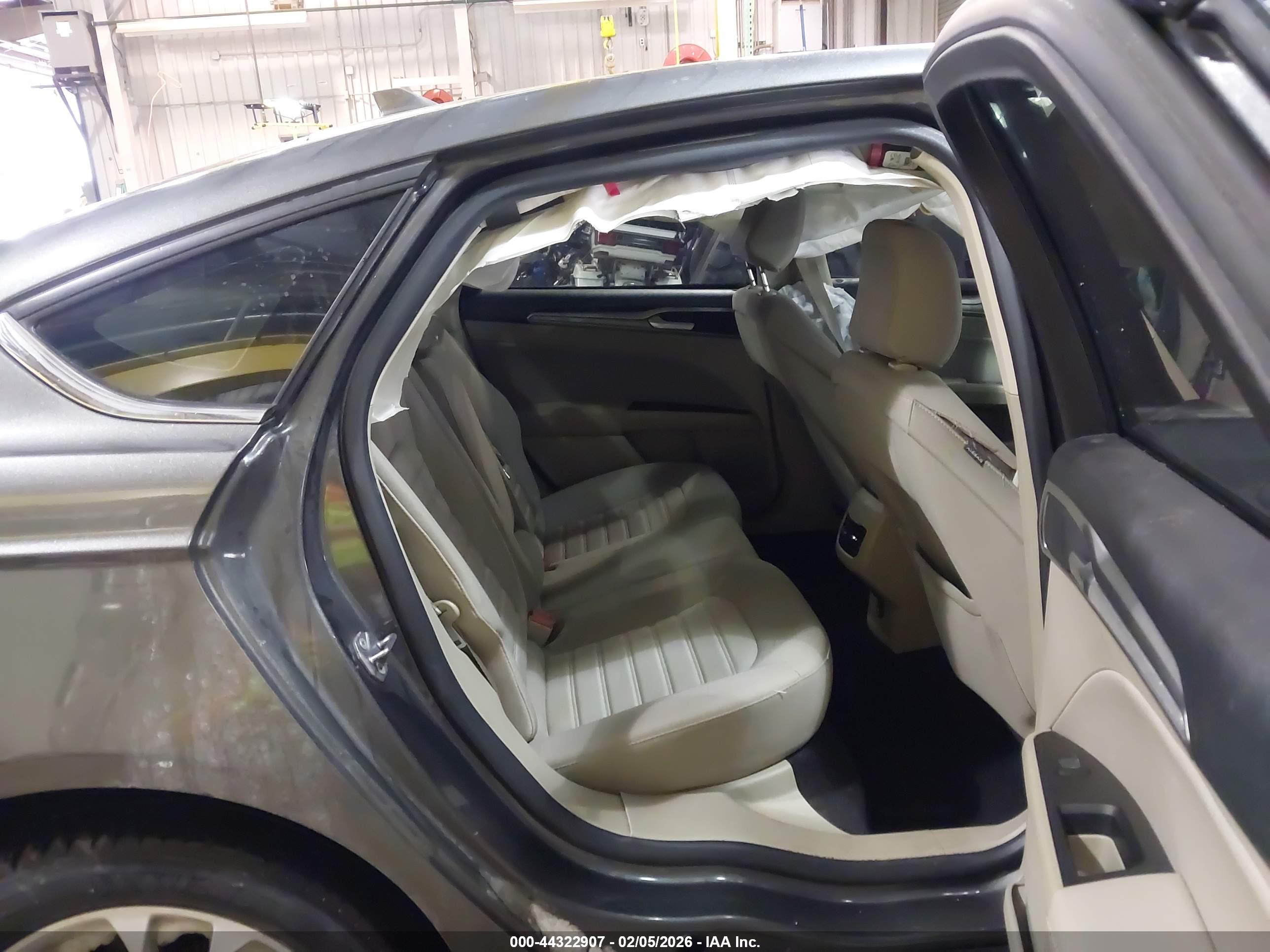 FORD FUSION image 8