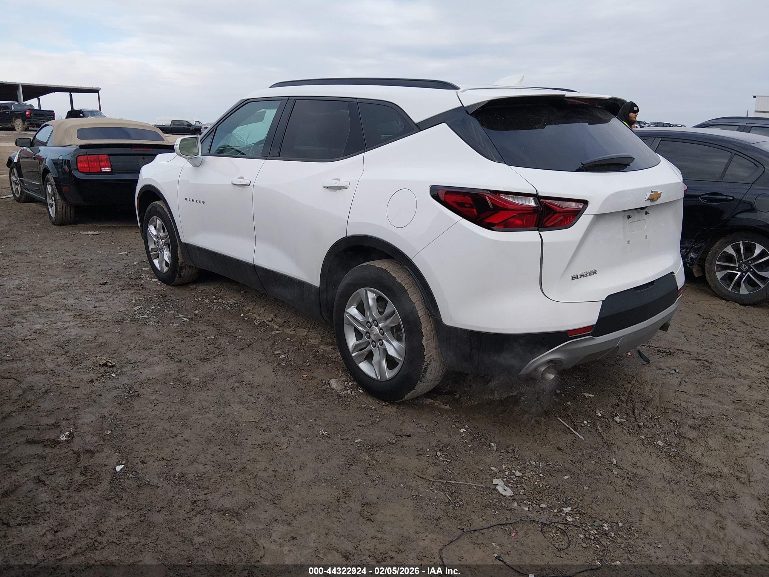 CHEVROLET BLAZER image 3
