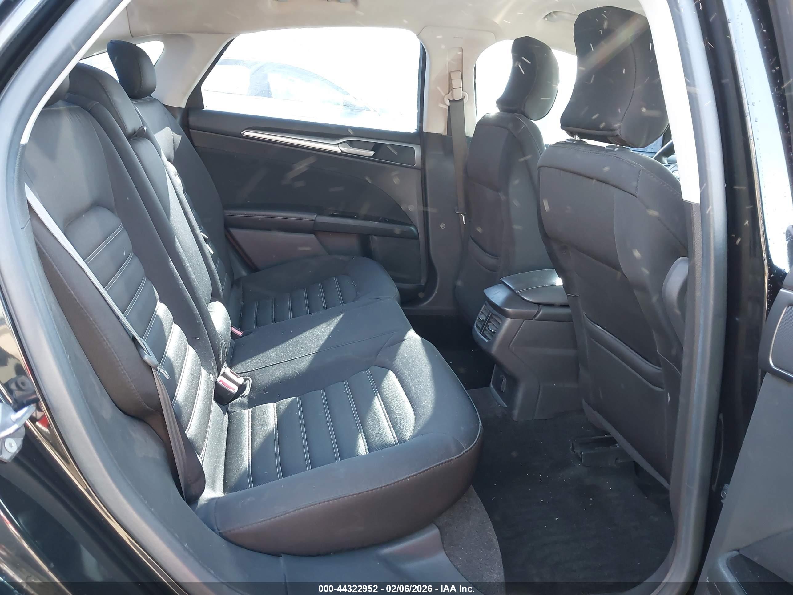FORD FUSION image 8
