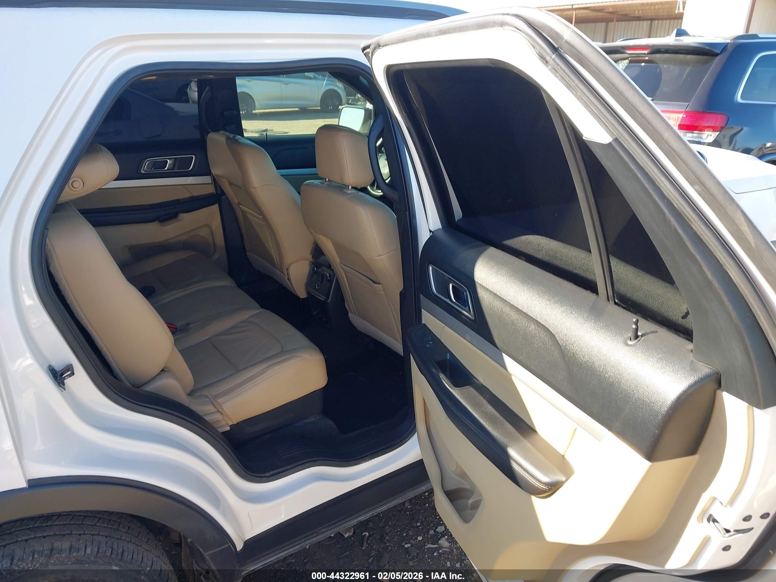 FORD EXPLORER image 8