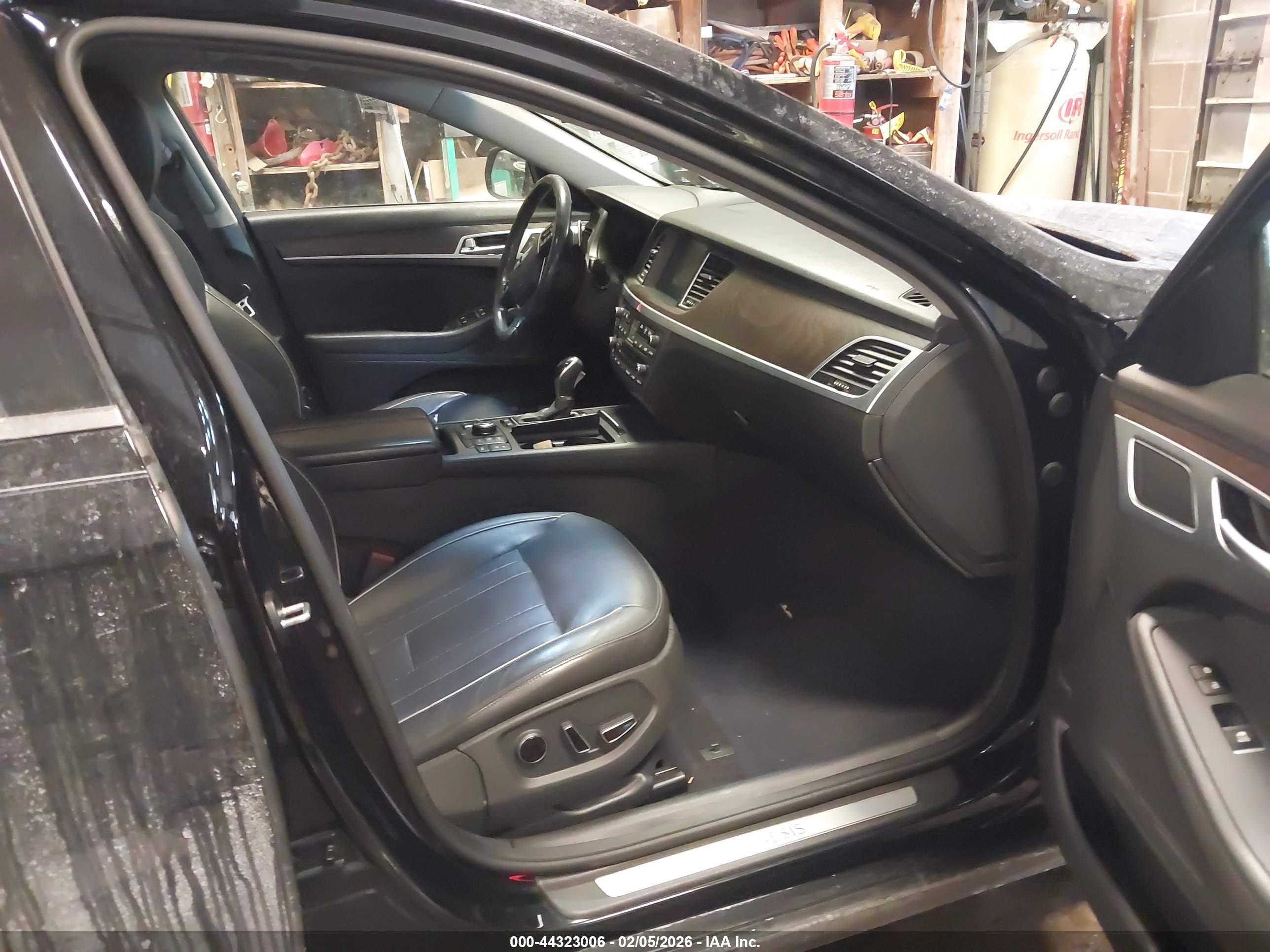HYUNDAI GENESIS image 5