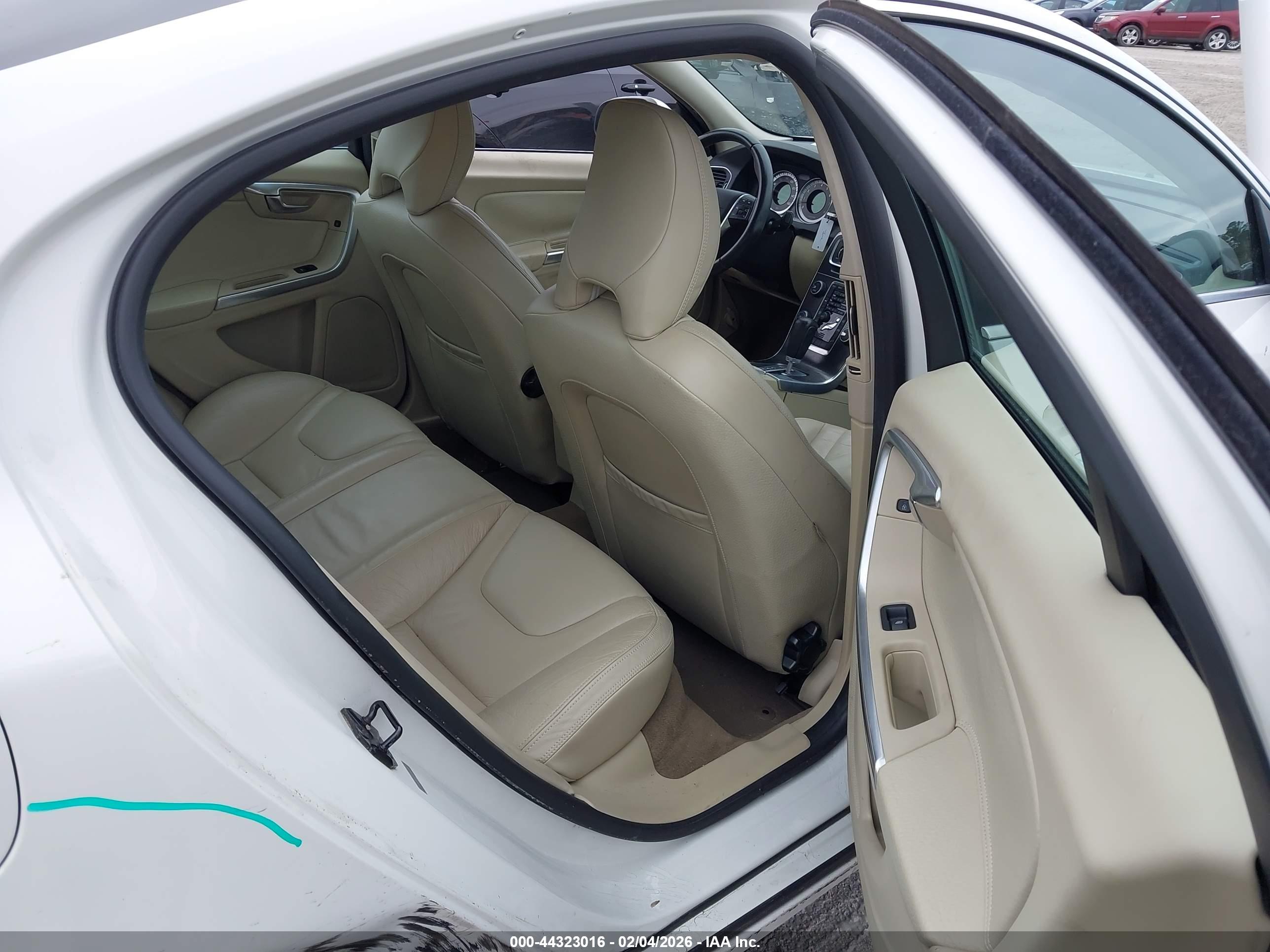 VOLVO S60 image 8