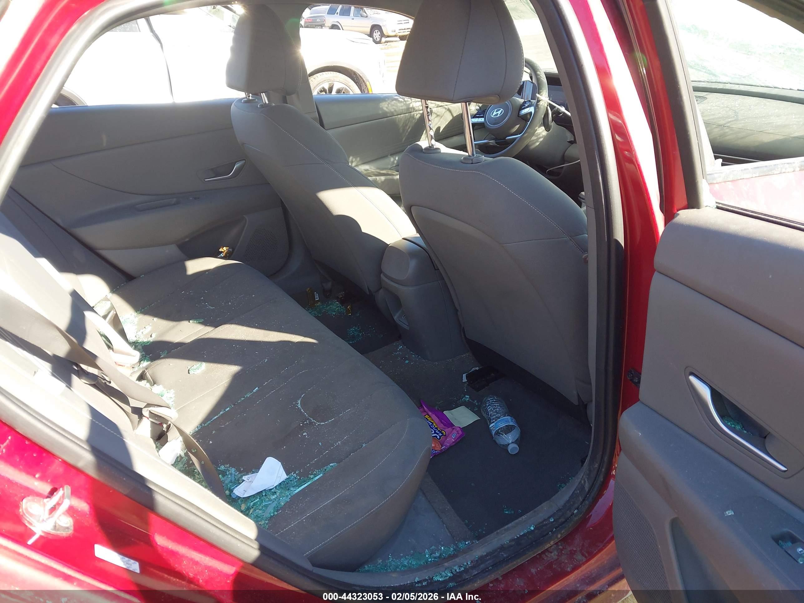 HYUNDAI ELANTRA image 8