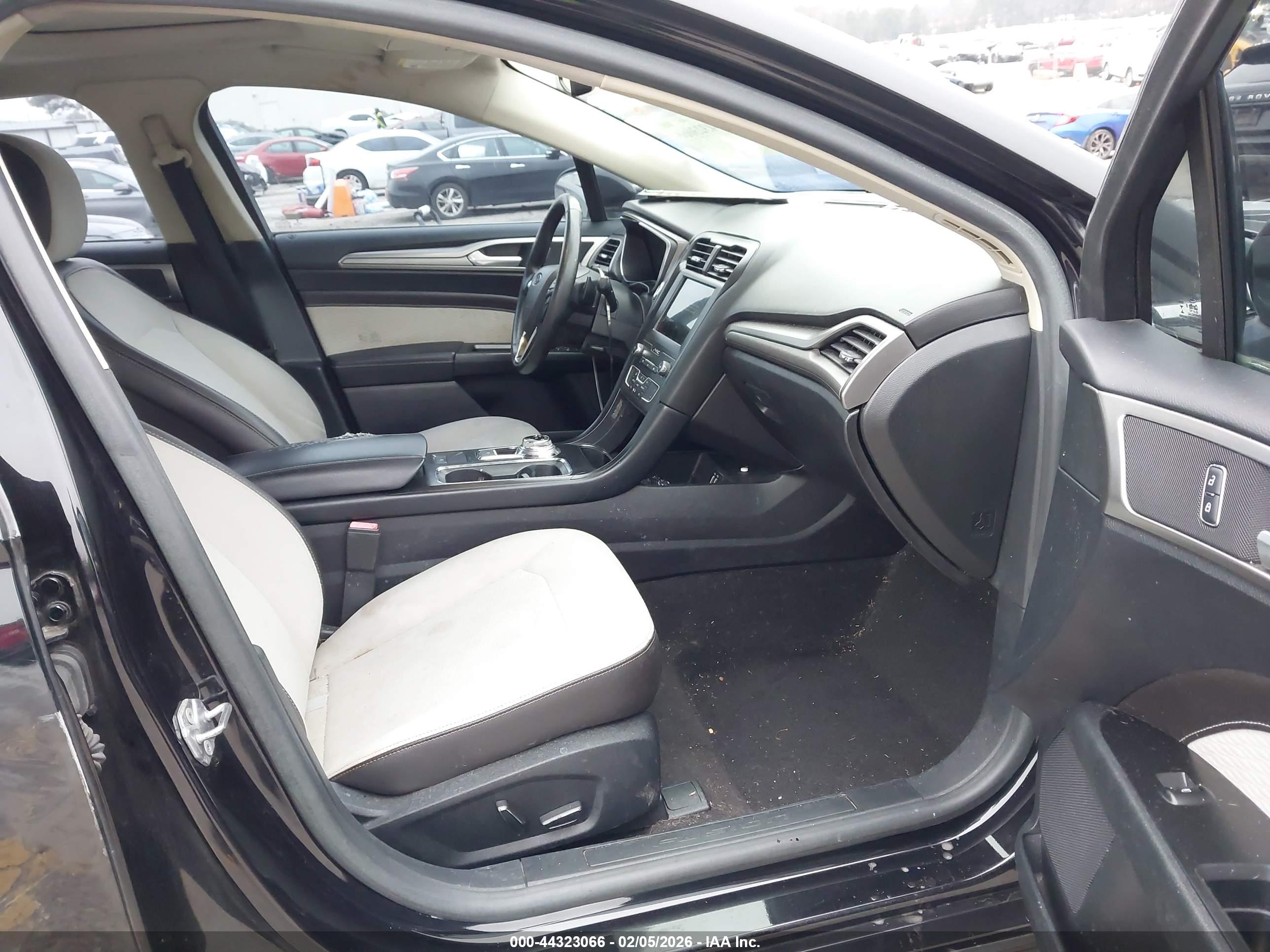 FORD FUSION image 5