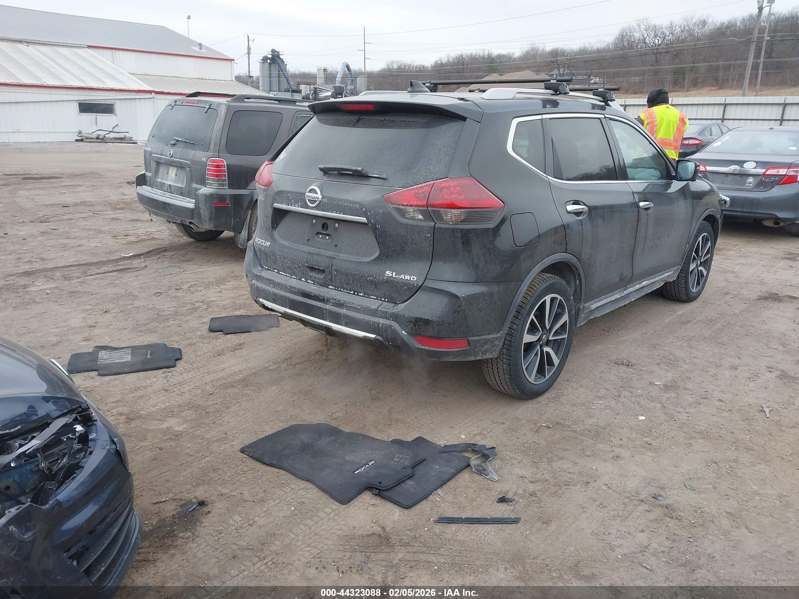 NISSAN ROGUE image 4