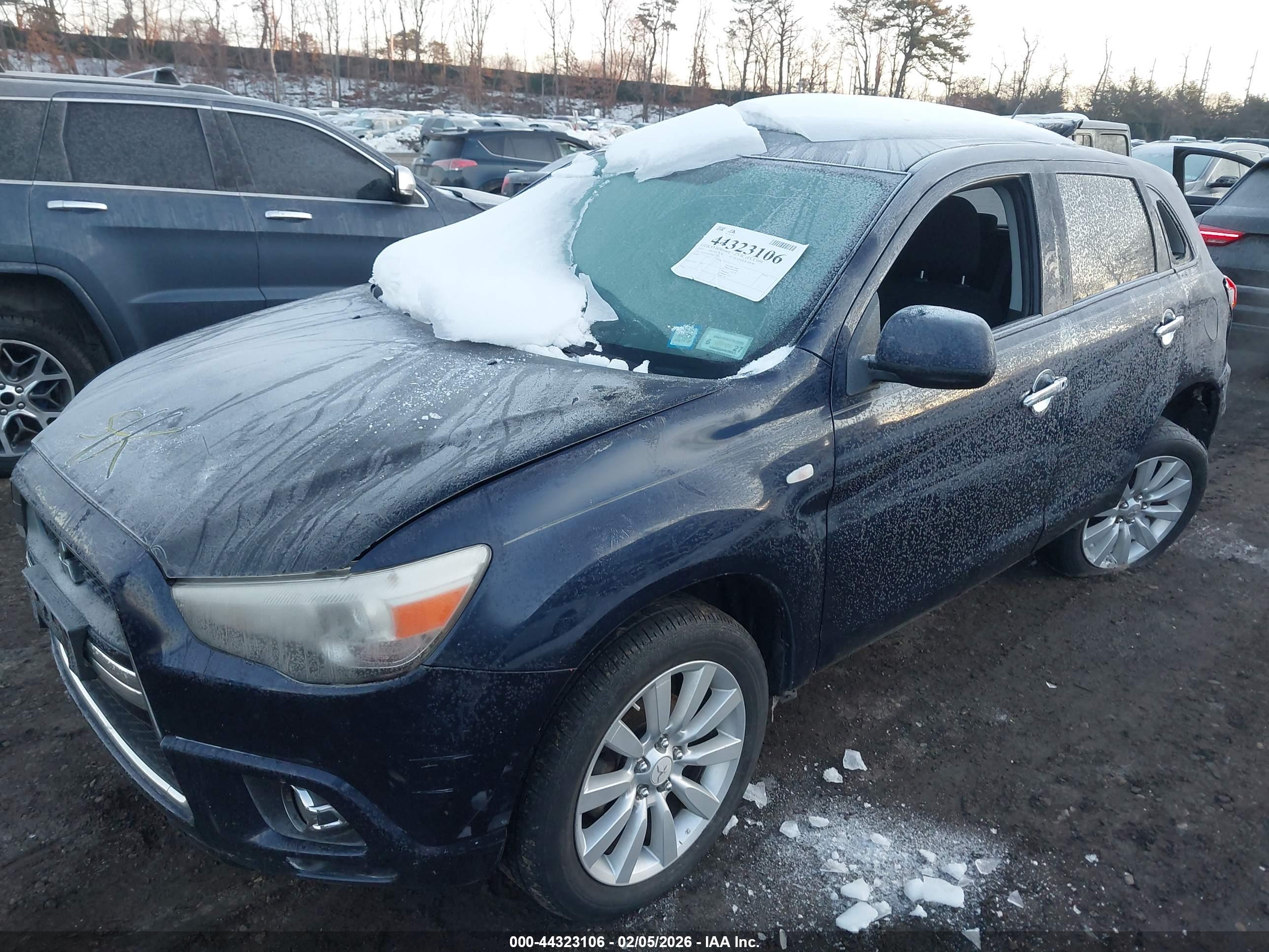 MITSUBISHI OUTLANDER image 2