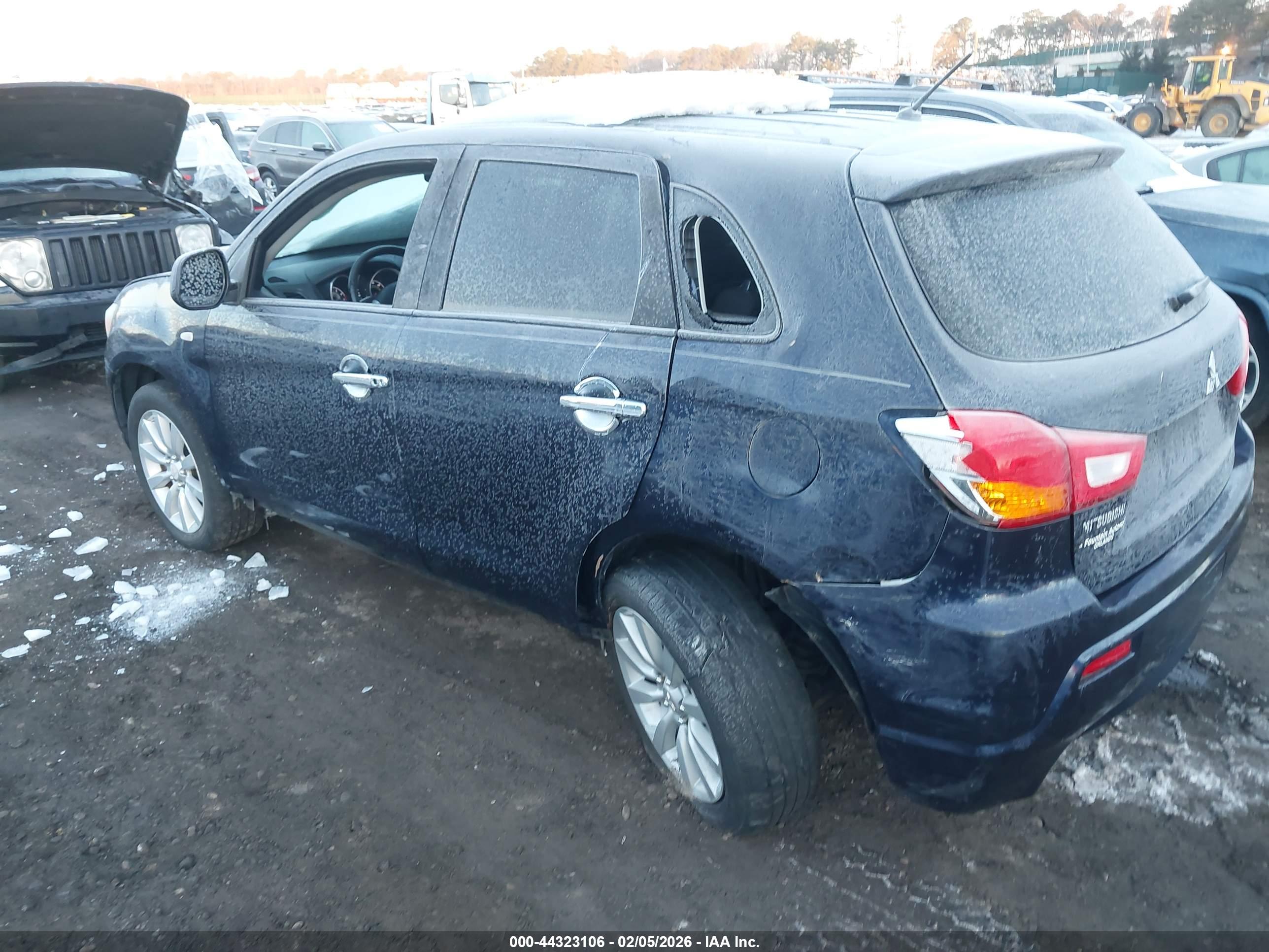 MITSUBISHI OUTLANDER image 3