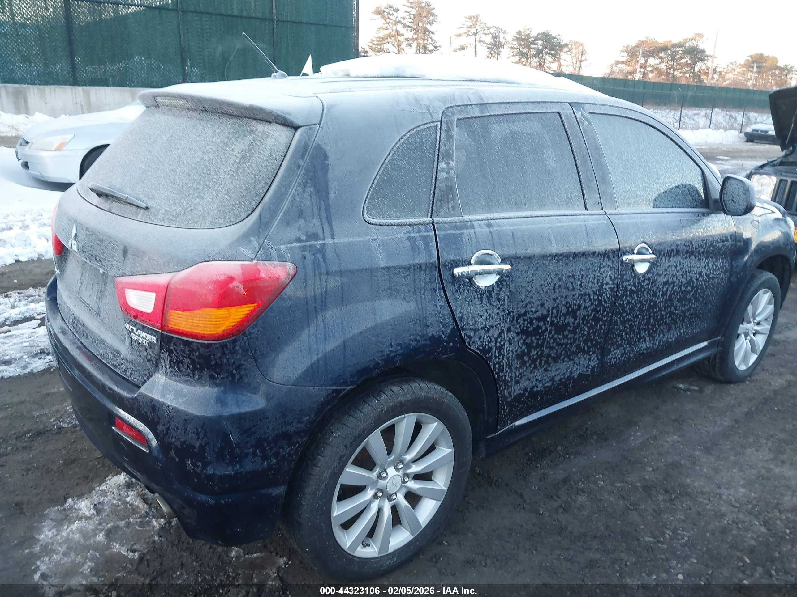 MITSUBISHI OUTLANDER image 4