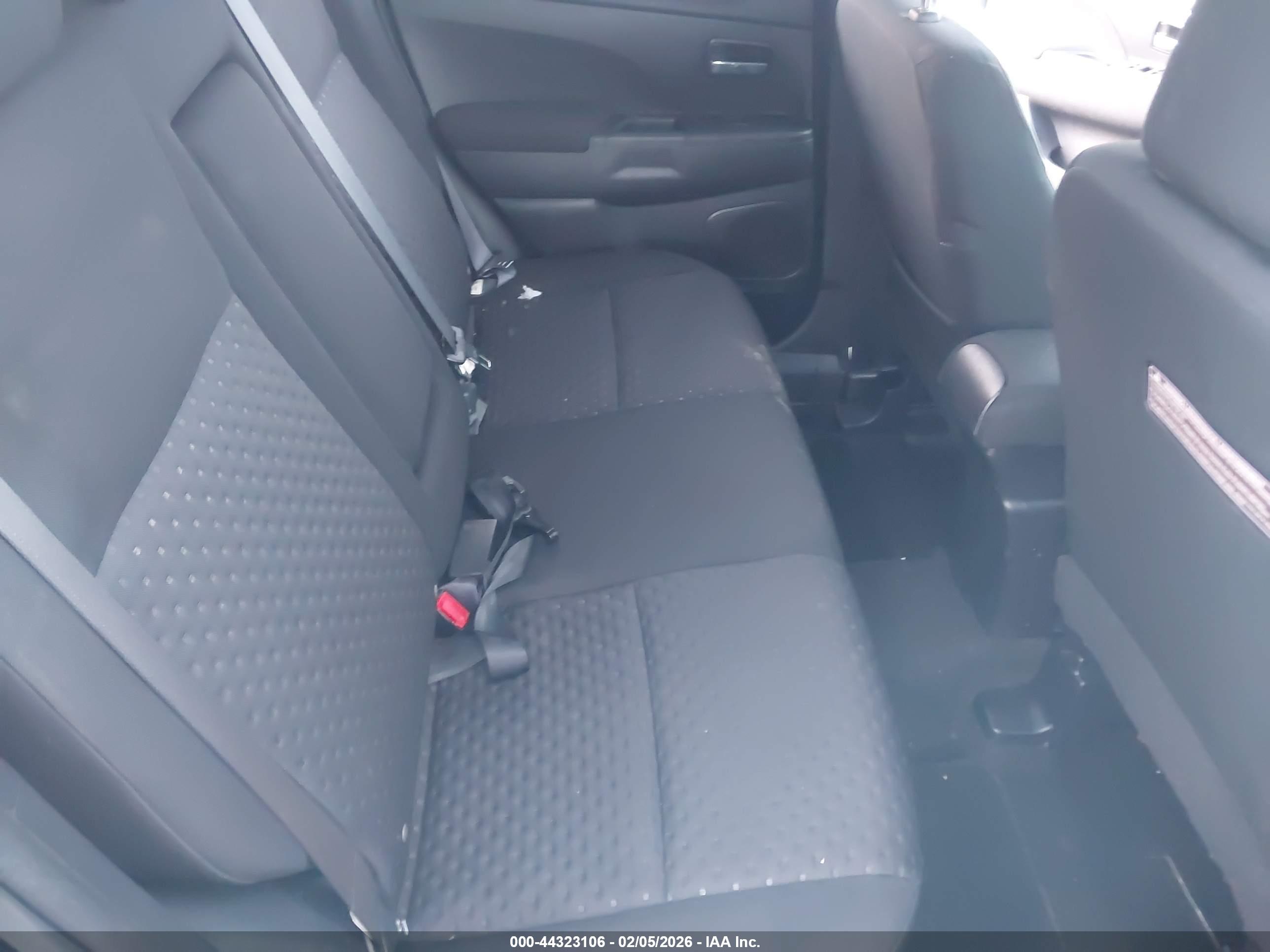 MITSUBISHI OUTLANDER image 8
