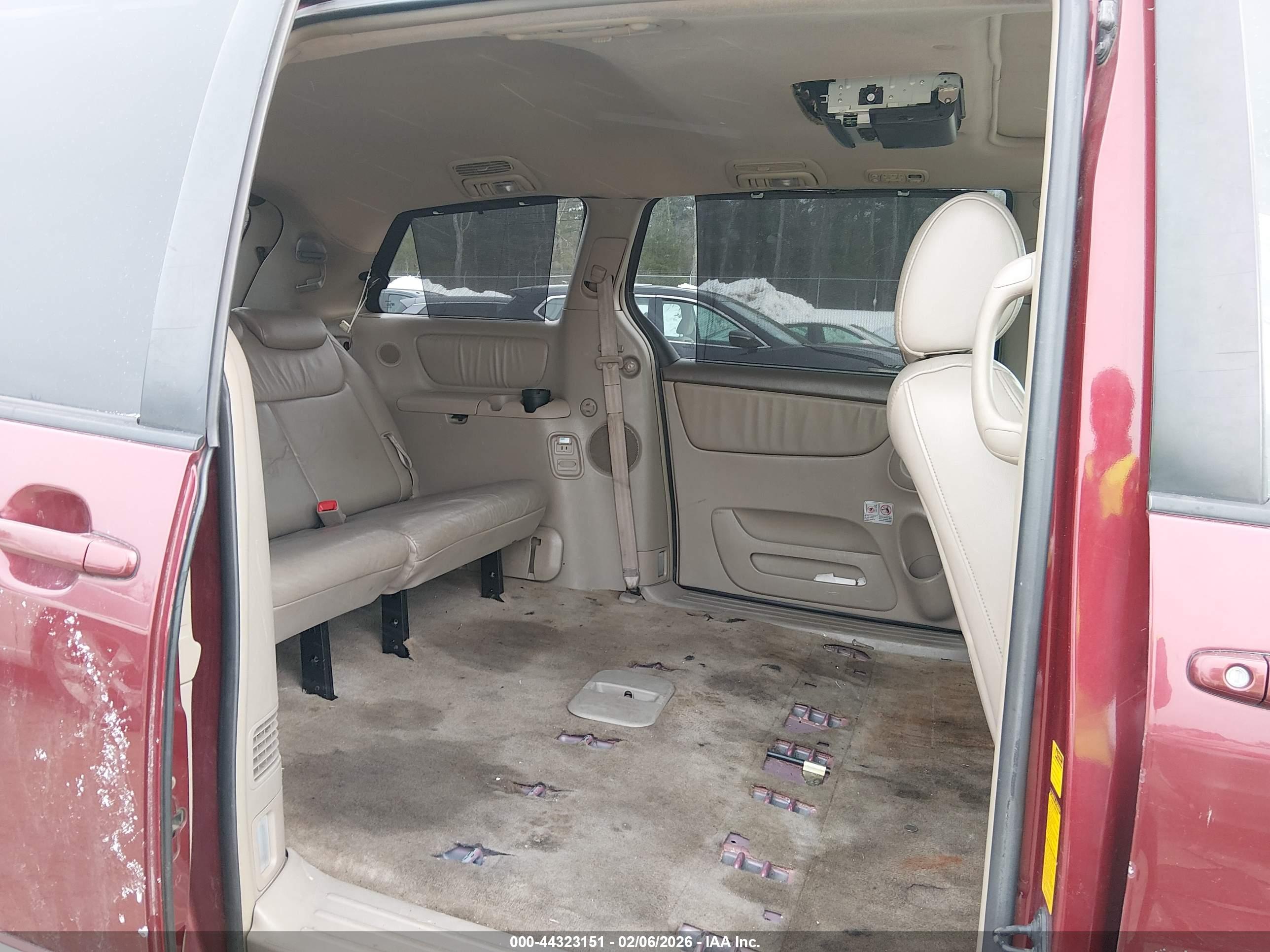TOYOTA SIENNA image 8