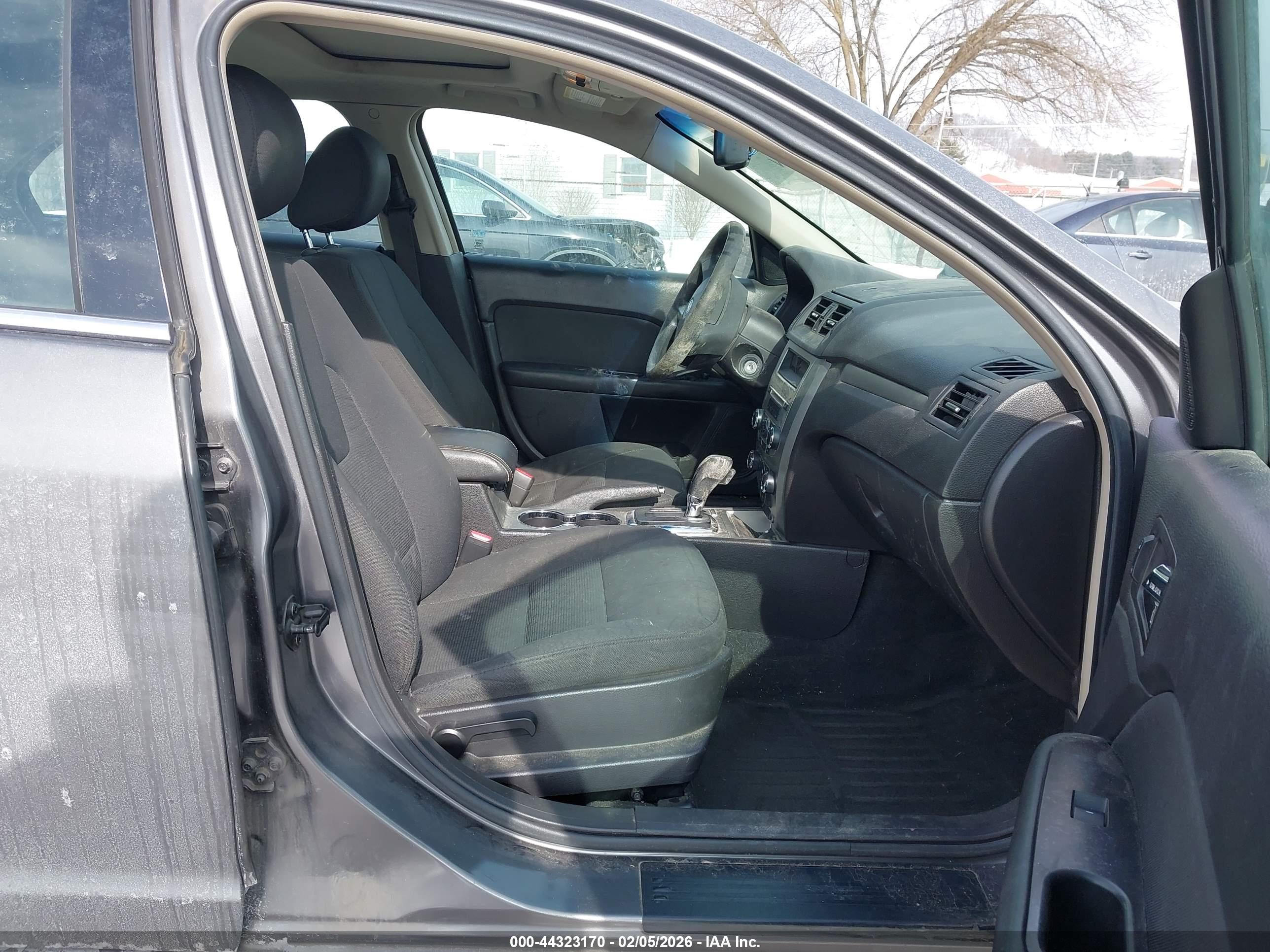 FORD FUSION image 5
