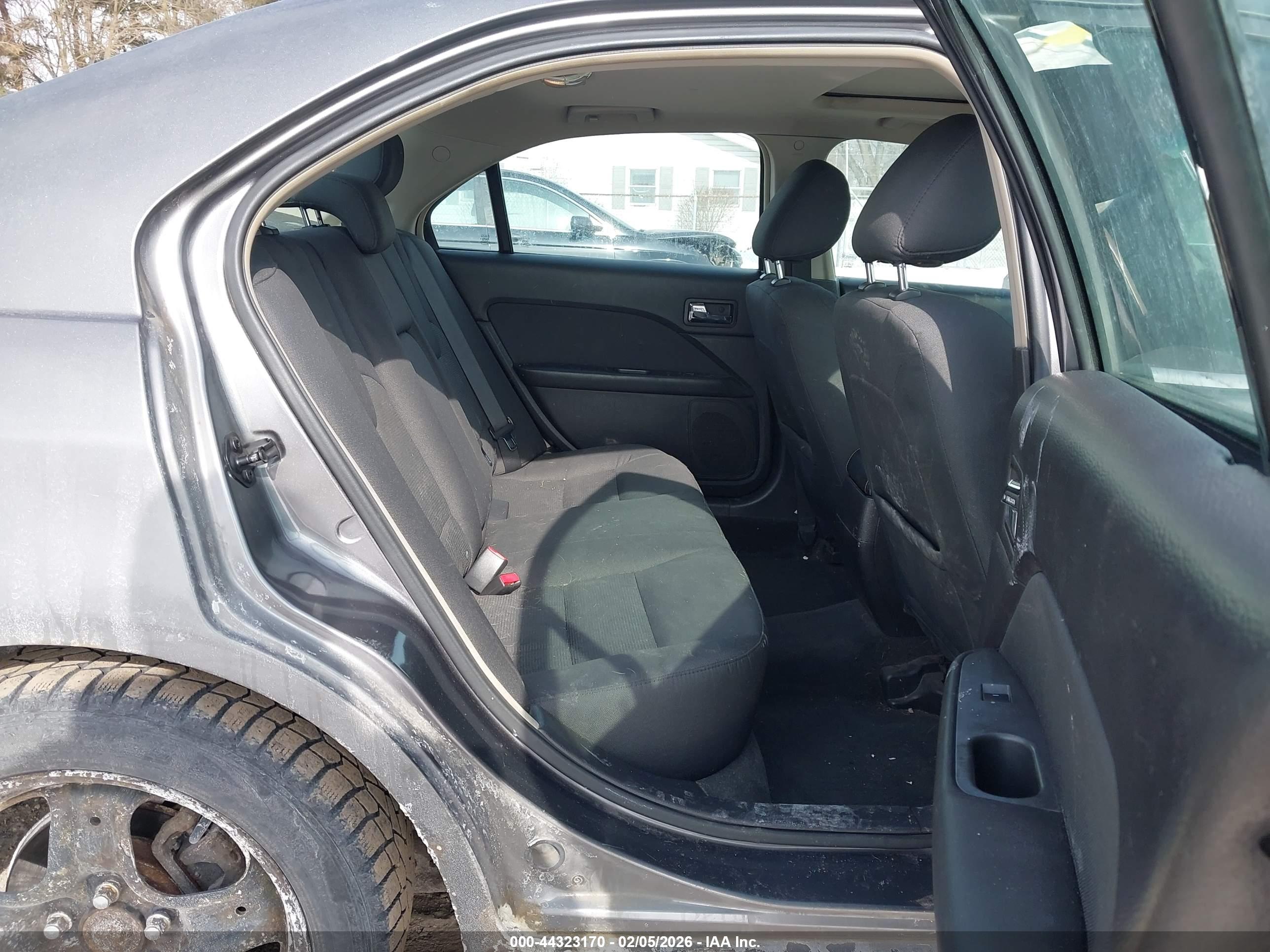 FORD FUSION image 8