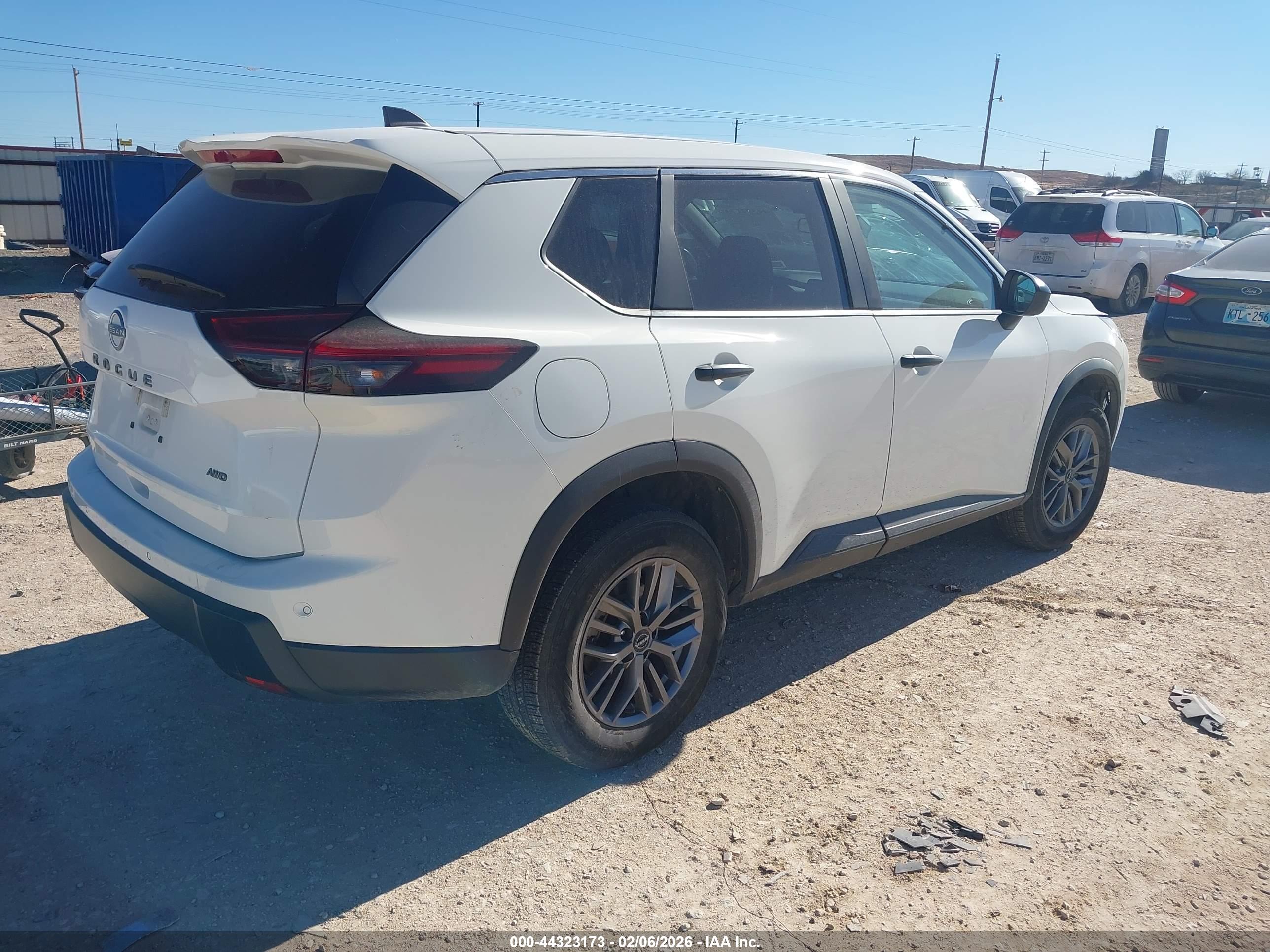 NISSAN ROGUE image 4